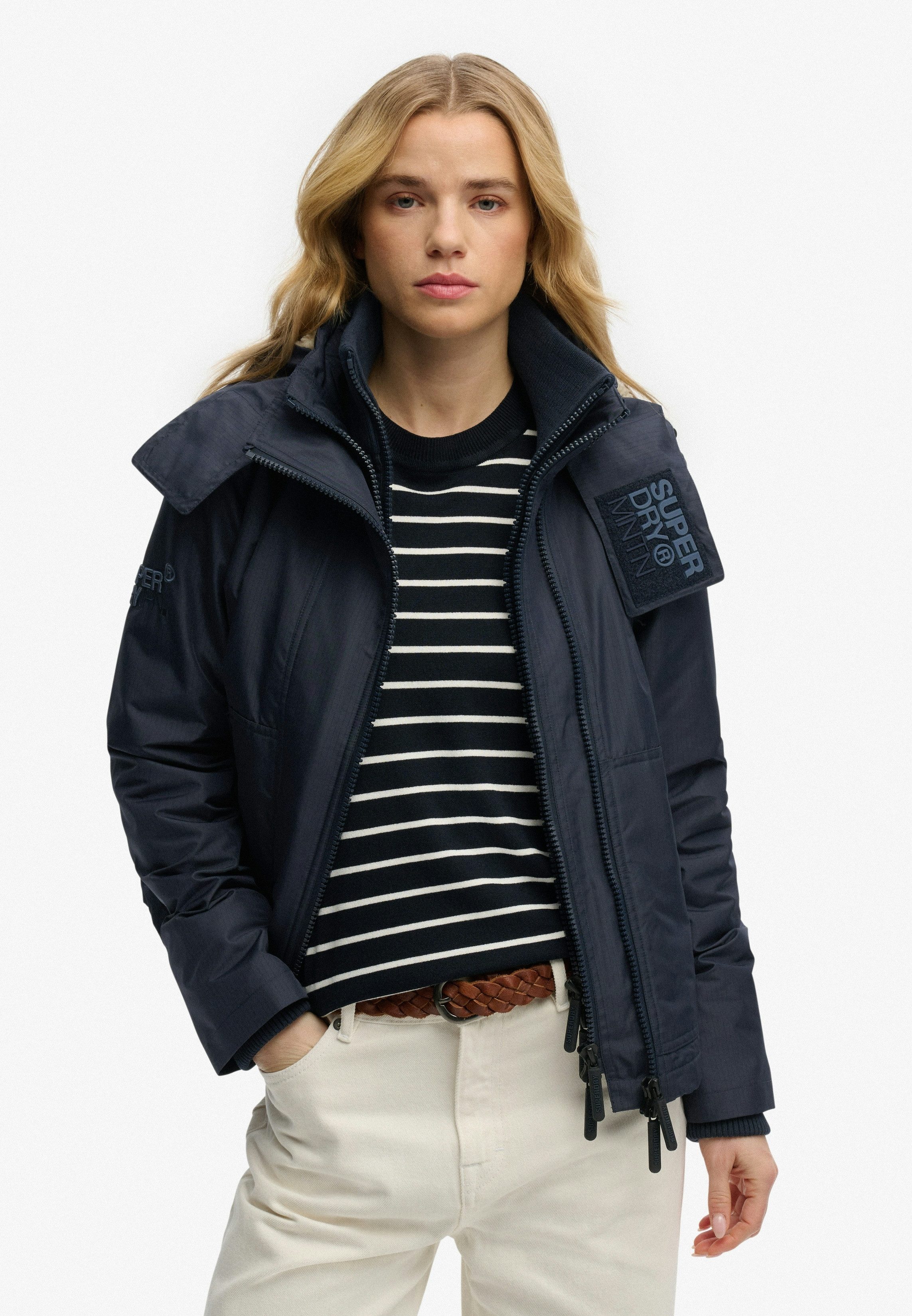 Superdry Outdoorjacke HOODED ARCTIC WINDCHEATER Kunstfaser, regular fit