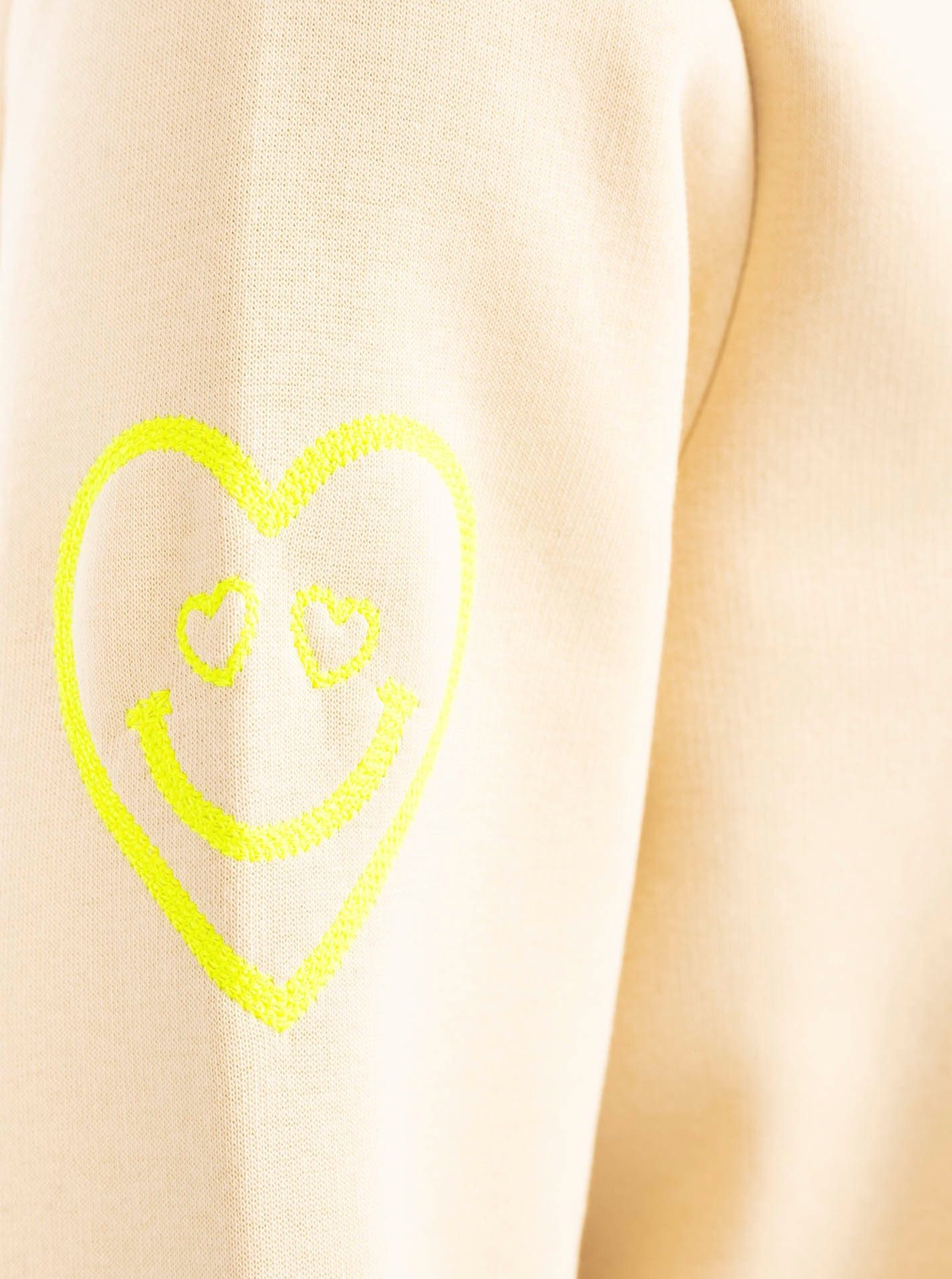 Zwillingsherz Sweatshirt "Alissa" mit SMILE PRINT, Kontrastbündchen, gesticktem Herz am Arm – Bild 4 von 4
