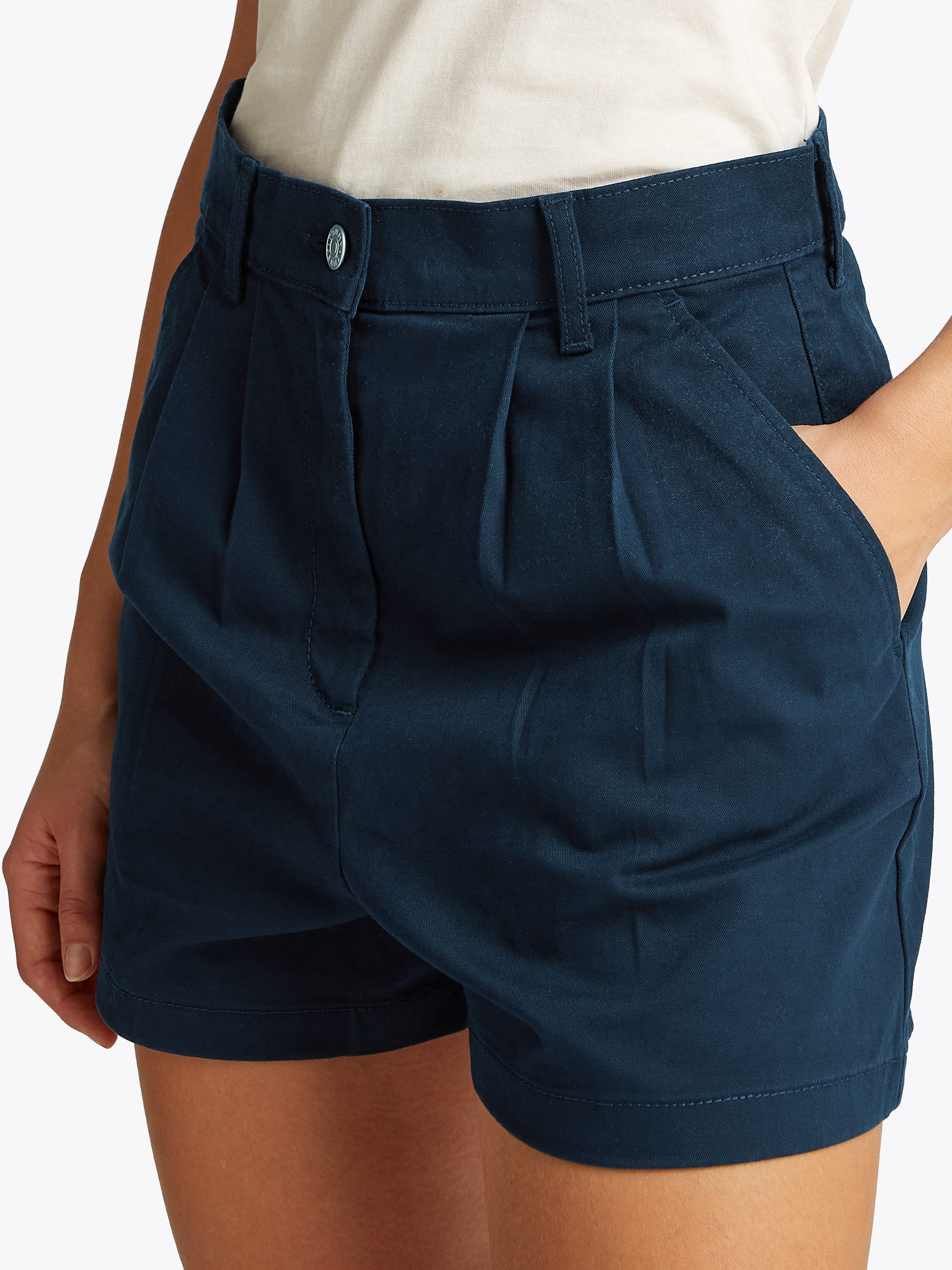 Tommy Jeans Chinoshorts TJW CLAIRE HR PLEATED SHORT mit Bundfalten, mit Log günstig online kaufen