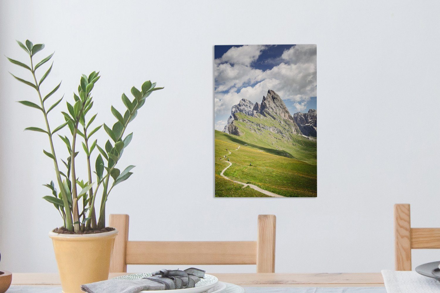 Dolomiten, Gipfeln Schmaler fertig Leinwandbild den 20x30 führt Gemälde, der Leinwandbild St), (1 OneMillionCanvasses® inkl. bespannt cm zu Zackenaufhänger, Wanderweg