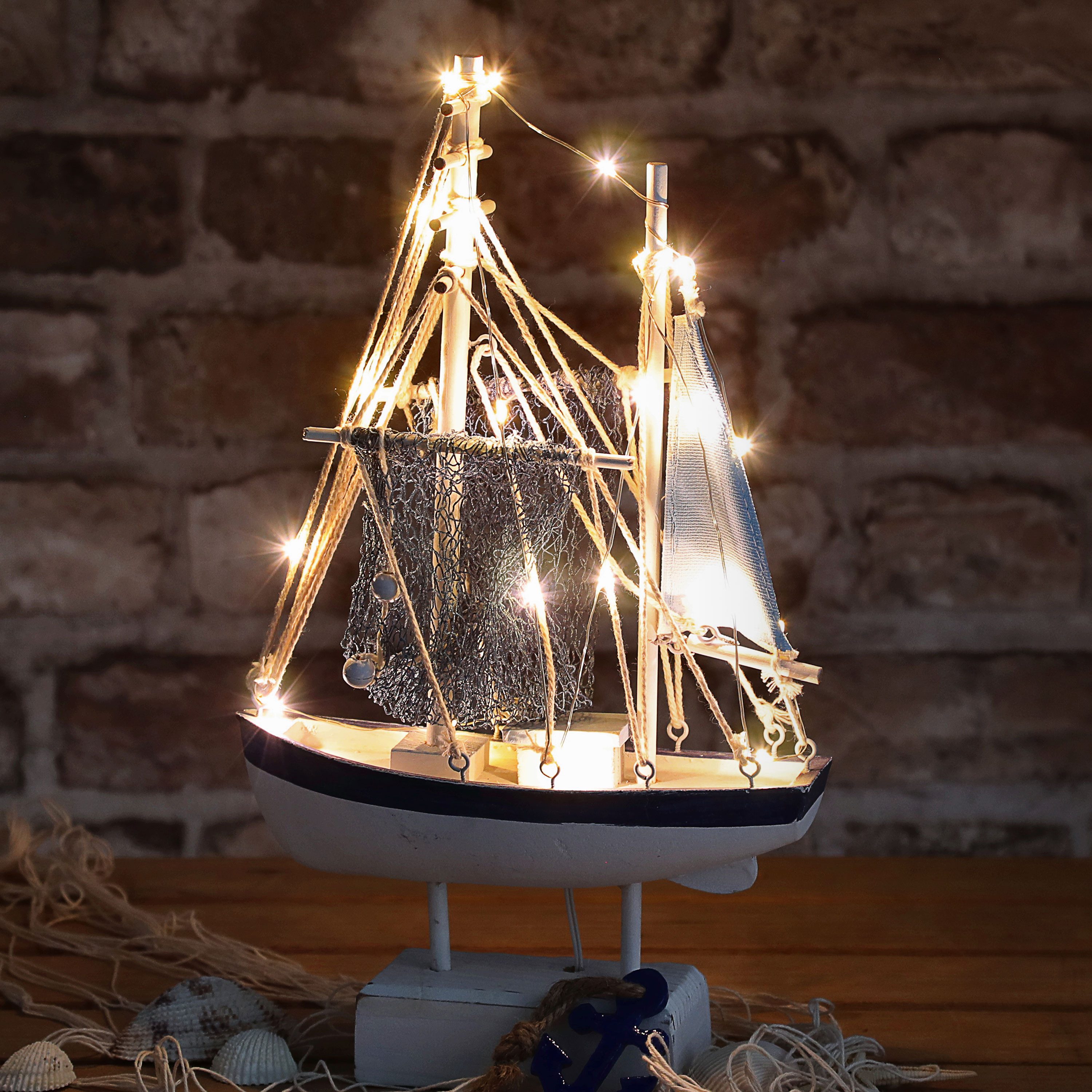 CEPEWA Dekoobjekt LED Fischkutter H32cm Boot Fischernetz Holzoptik 22LEDs warmweiß