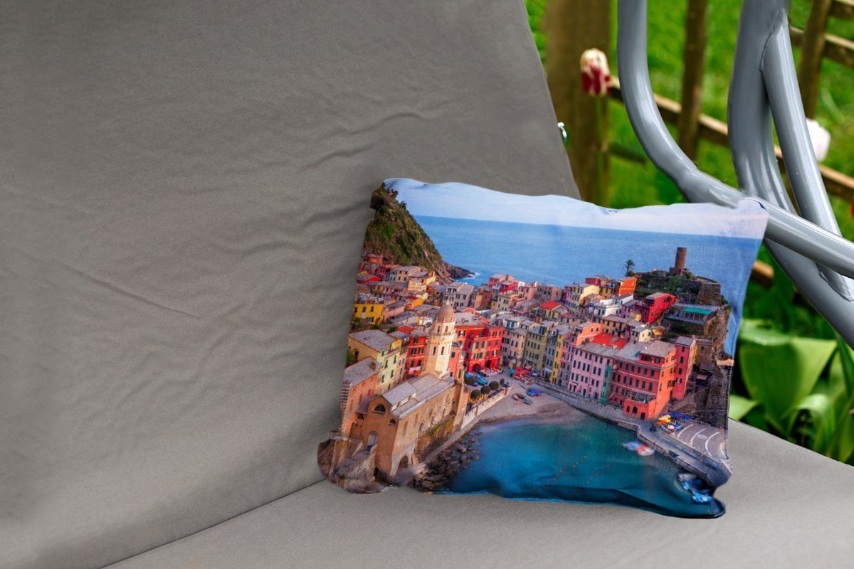 Outdoor-Dekorationskissen, Polyester, MuchoWow Vernazza die Häuser bunten Dekokissenbezug, auf Blick Dekokissen Kissenhülle in von Cinque Terre,