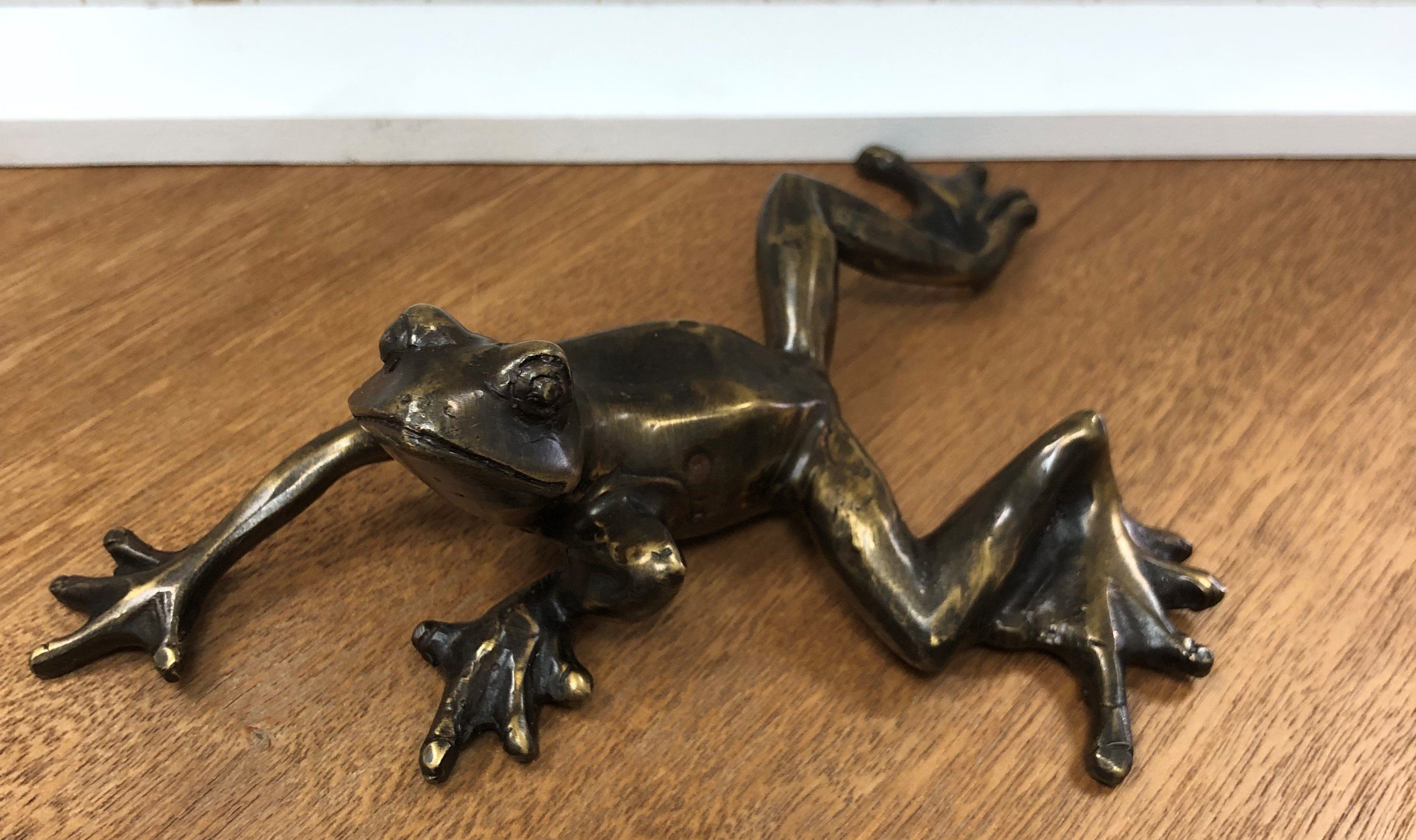 IDYL Dekofigur IDYL Bronze-Skulptur Frosch liegend, Bronze sehr robust  witterungsbeständig gegen Frost und UV-Strahlung