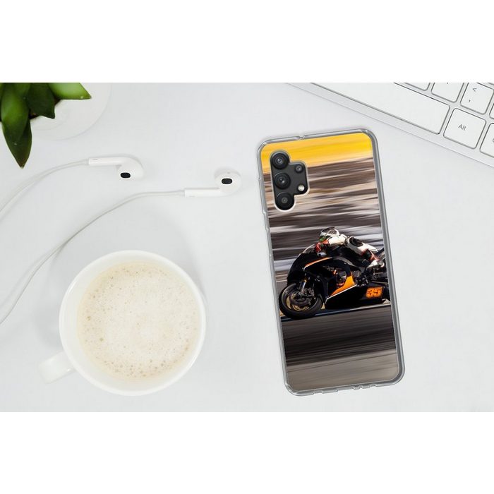 MuchoWow Handyhülle Ein superschnelles Motorrad am Wasser Handyhülle Samsung Galaxy A32 5G Smartphone-Bumper Print Handy ZV11183