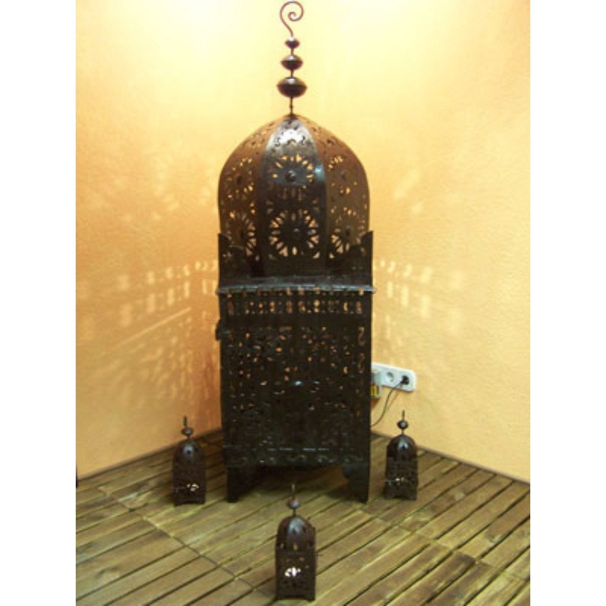 Marrakesch Orient & Mediterran Interior Kerzenlaterne Marokkanische Gartenlaterne Frane Laterne aus Metall in Schwarz 165 cm (1 St), Handarbeit