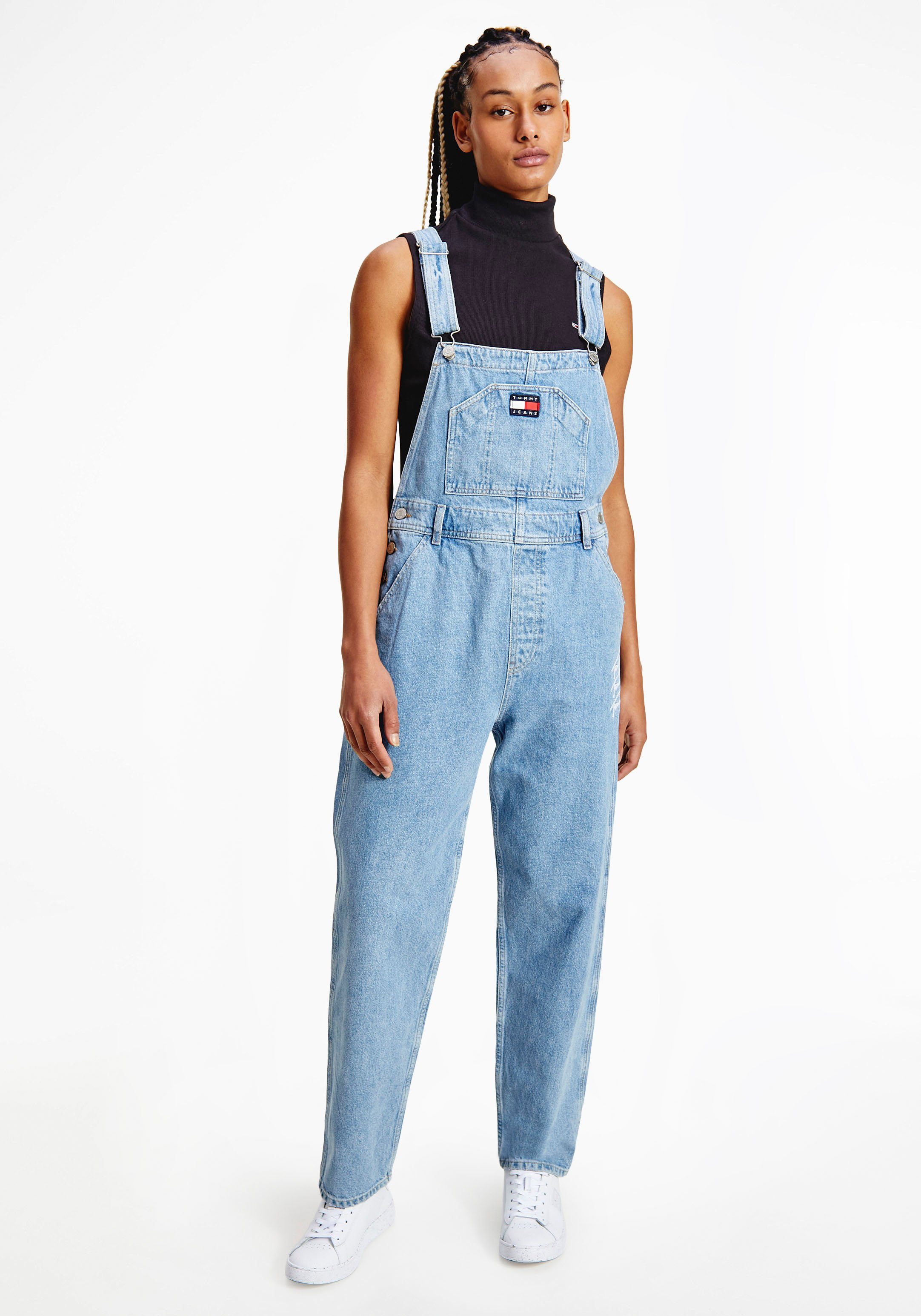 Tommy Jeans Latzjeans »TJW DNM DUNGAREE BF8013« mit Tommy Jeans Logo  Stickerei