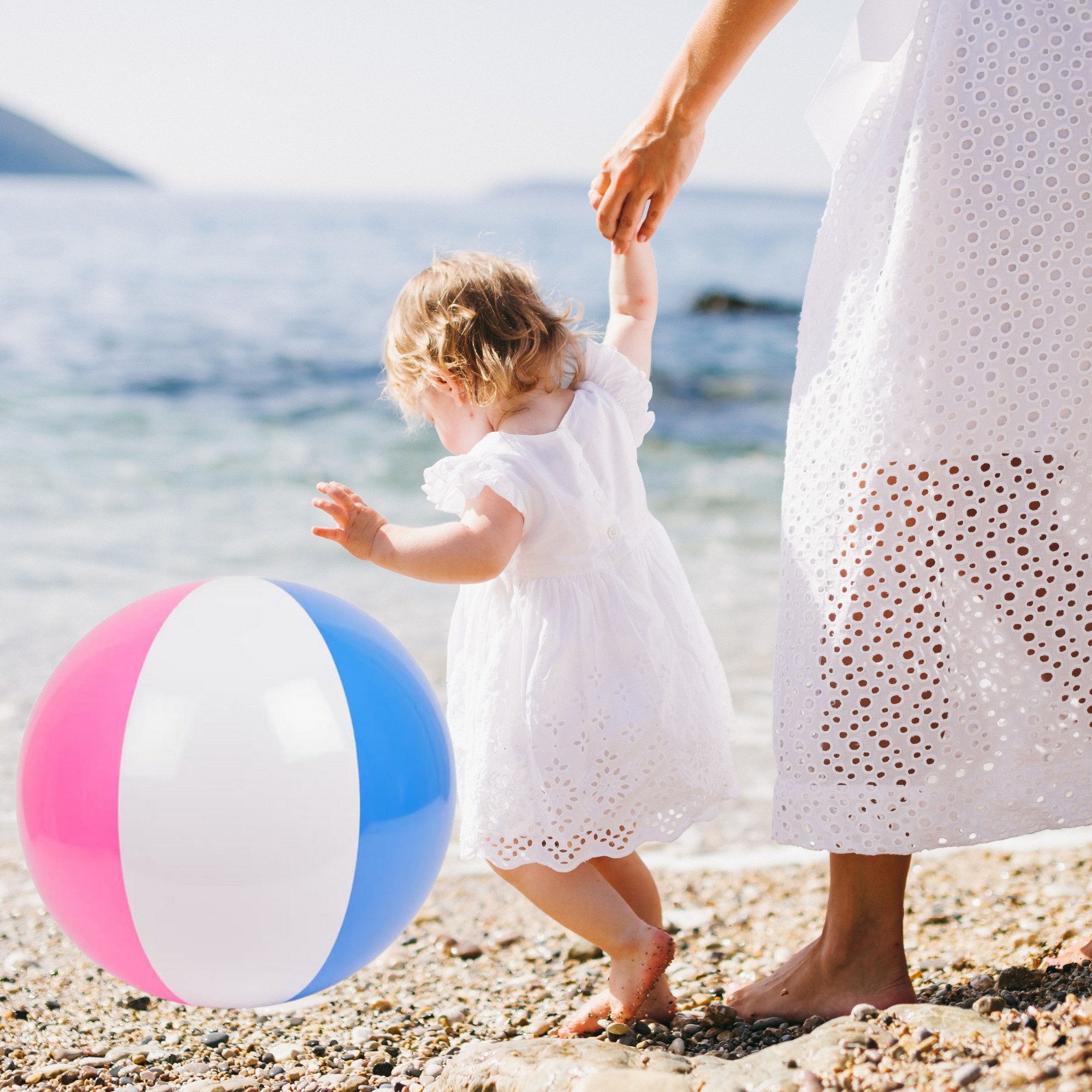 Intex Wasserball Badespielzeug Wasserball,Strandball bunt (Aufblasbarer Beachvolleyball, 1-St), Extra großer Strandball Ø 61 cm,Ideal für Wasserspiele