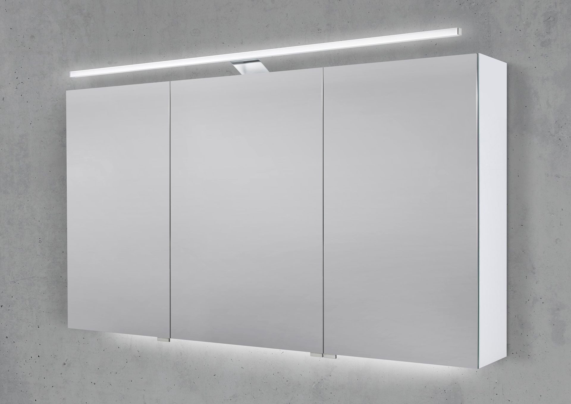 Intarbad Badezimmerspiegelschrank 3-türiger Spiegelschrank mit MULTI LED Aufbauleuchte stufenlos dimmbar (Doppelspiegeltüren, Holz-/ Lackdekore, Maße von 130 bis 160 cm wählbar, Höhe 70 cm, Glasfachböden, Magnetleiste & Kosmetikspiegel Ø 12 cm) Vormontierte Lieferung, Floatglas, 160 kg Traglast, Made in Germany