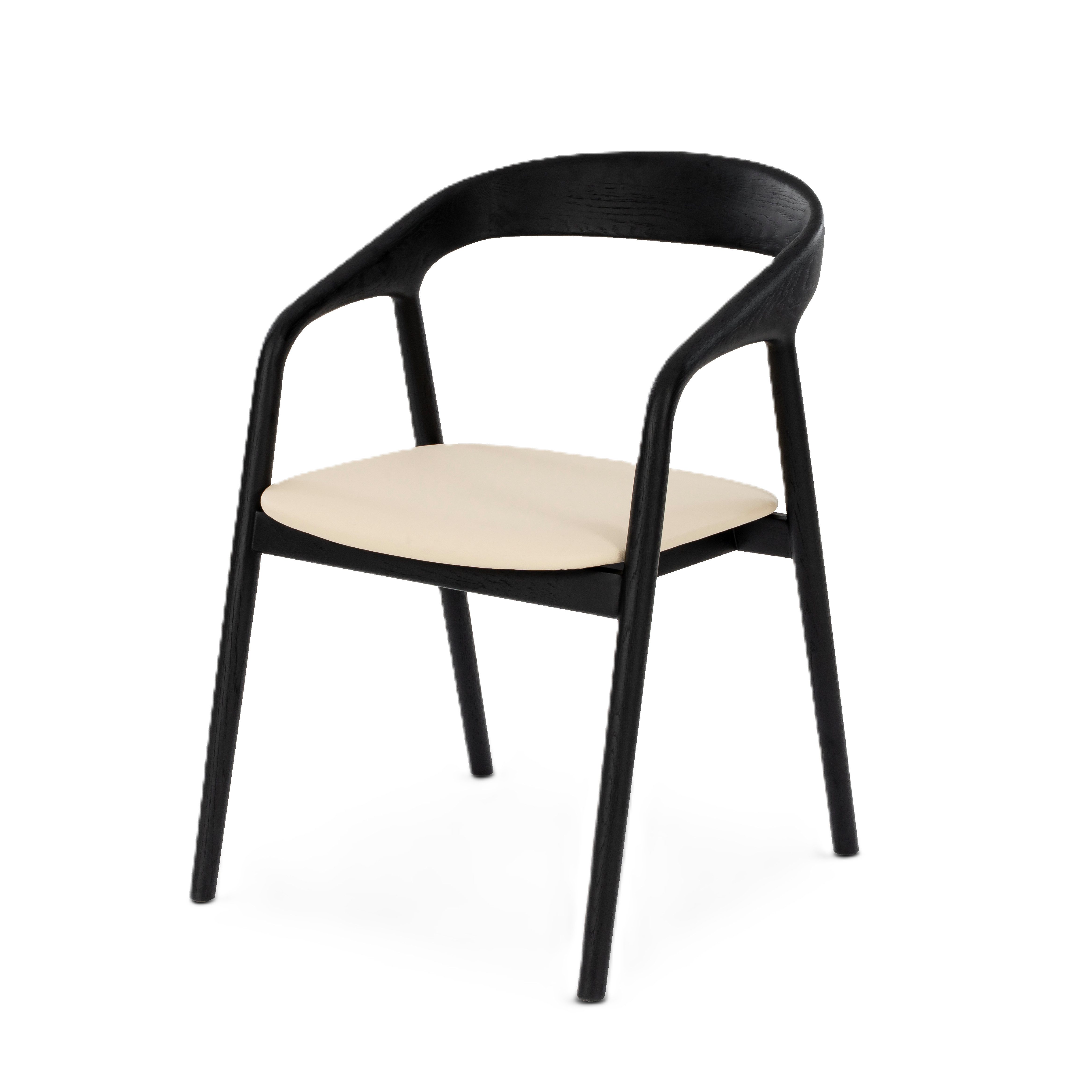 Woodek Design Esszimmerstuhl Celeste, aus massiver Eiche mit schwarzer Mattlackierung (Ergonomische Polsterung, 1 St), Sessel mit Sitzfläche aus beigefarbenem Kunstleder