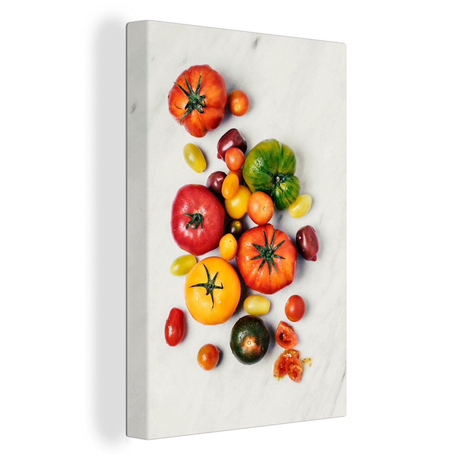 OneMillionCanvasses® Leinwandbild Verschiedene Tomaten auf einer weißen Marmoroberfläche, (1 St), Leinwandbild fertig bespannt inkl. Zackenaufhänger, Gemälde, 20x30 cm