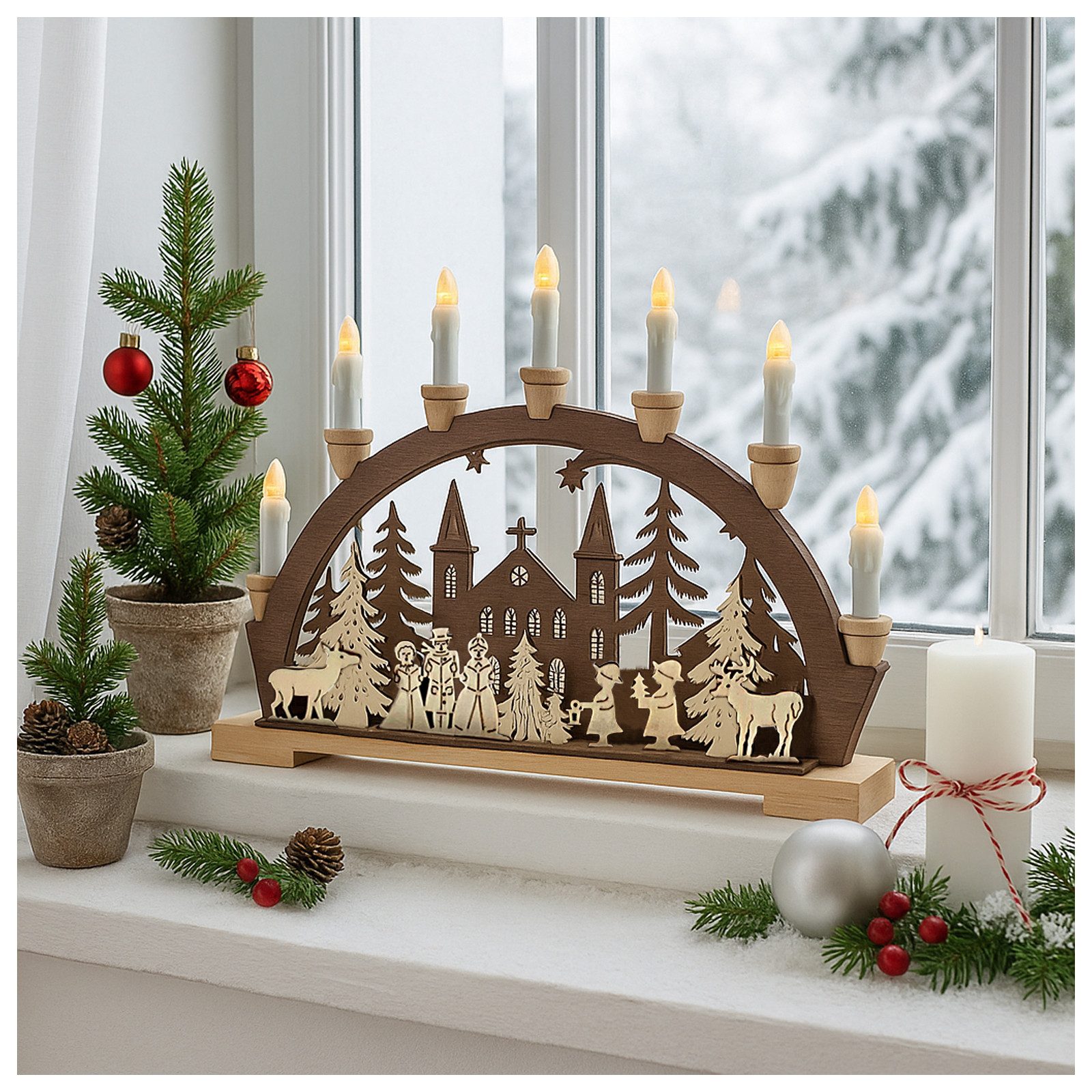 Schwibbogen Leuchtbogen Sternensinger vor der Kirche