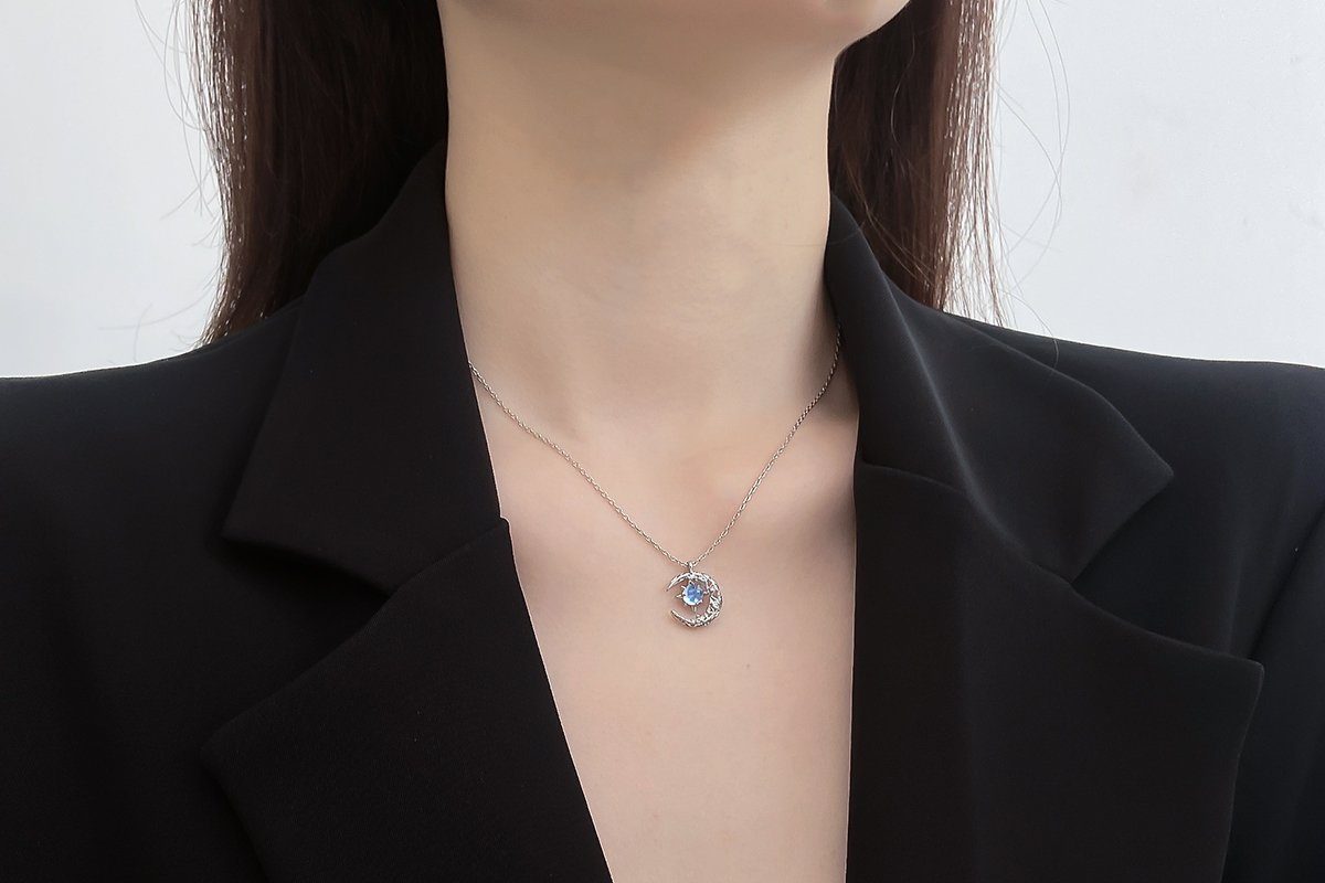 Eyecatcher Edelstahlkette Silberne Halskette mit Zirkonia Stern und Mond günstig online kaufen