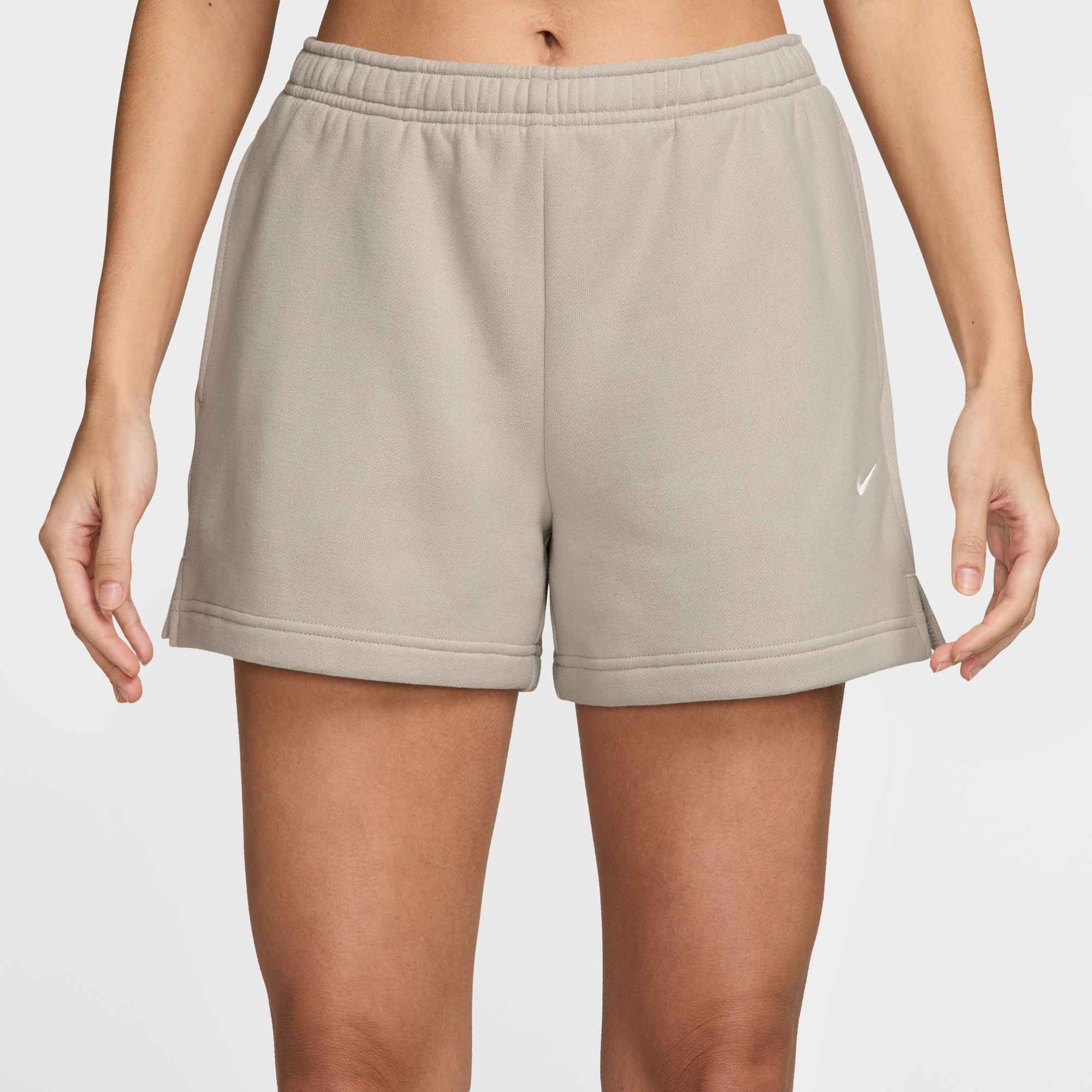 Nike Sportswear Shorts W NK STDO FLC MW MR STD 4 SHRT mit Eingrifftaschen, ca. Mitte Oberschenkel lang, gerade Beinform