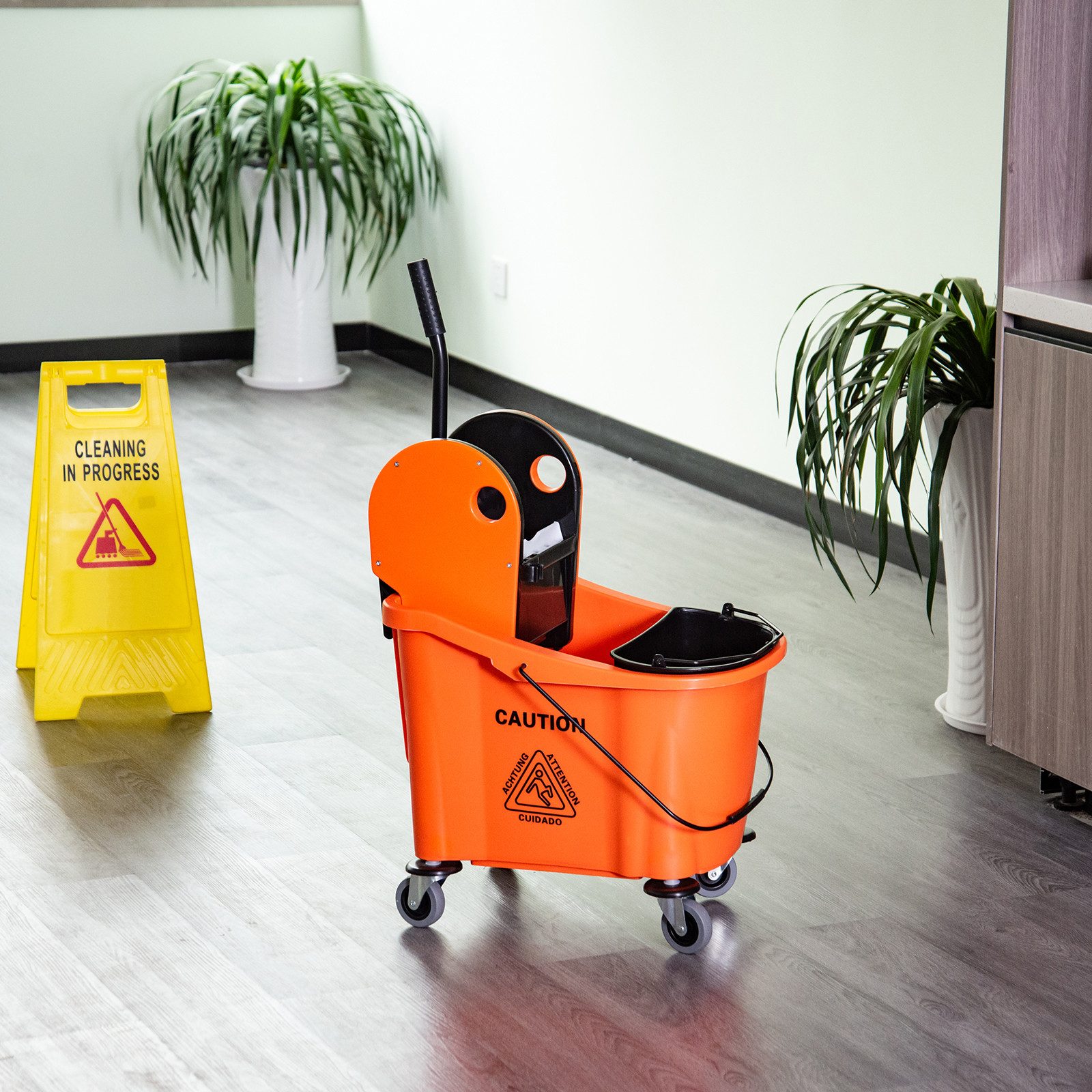 HOMCOM Putzeimer Reinigungswagen 36 Liter Fahreimer, (Wischwagen mit Auswringvorrichtung, 1-tlg., Orange), 54 x 41 x 91,5 cm