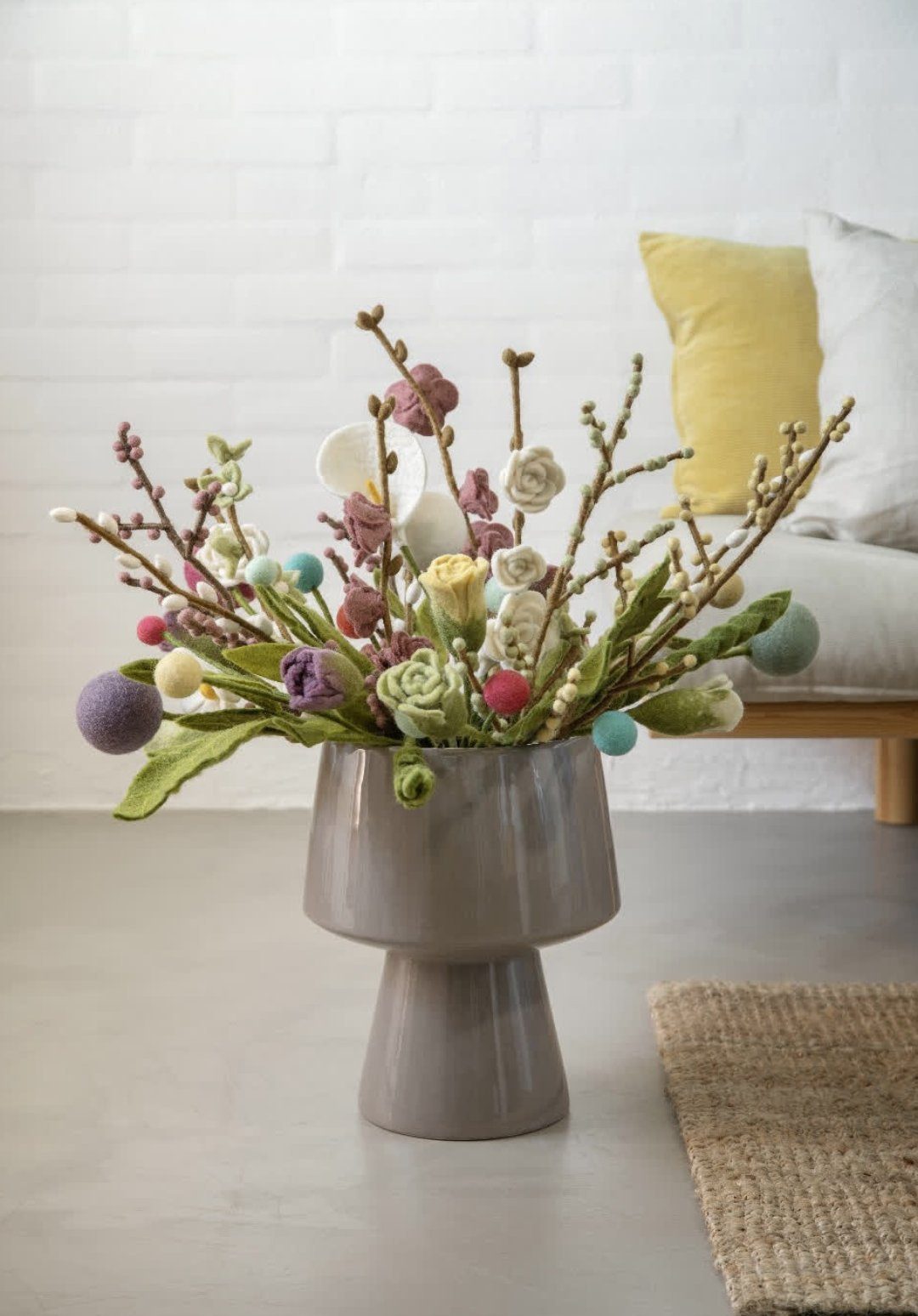 Kunstblumenstrauß Zweig aus Filz, fairtrade, handmade Zweig mit Beeren, Gry & Sif