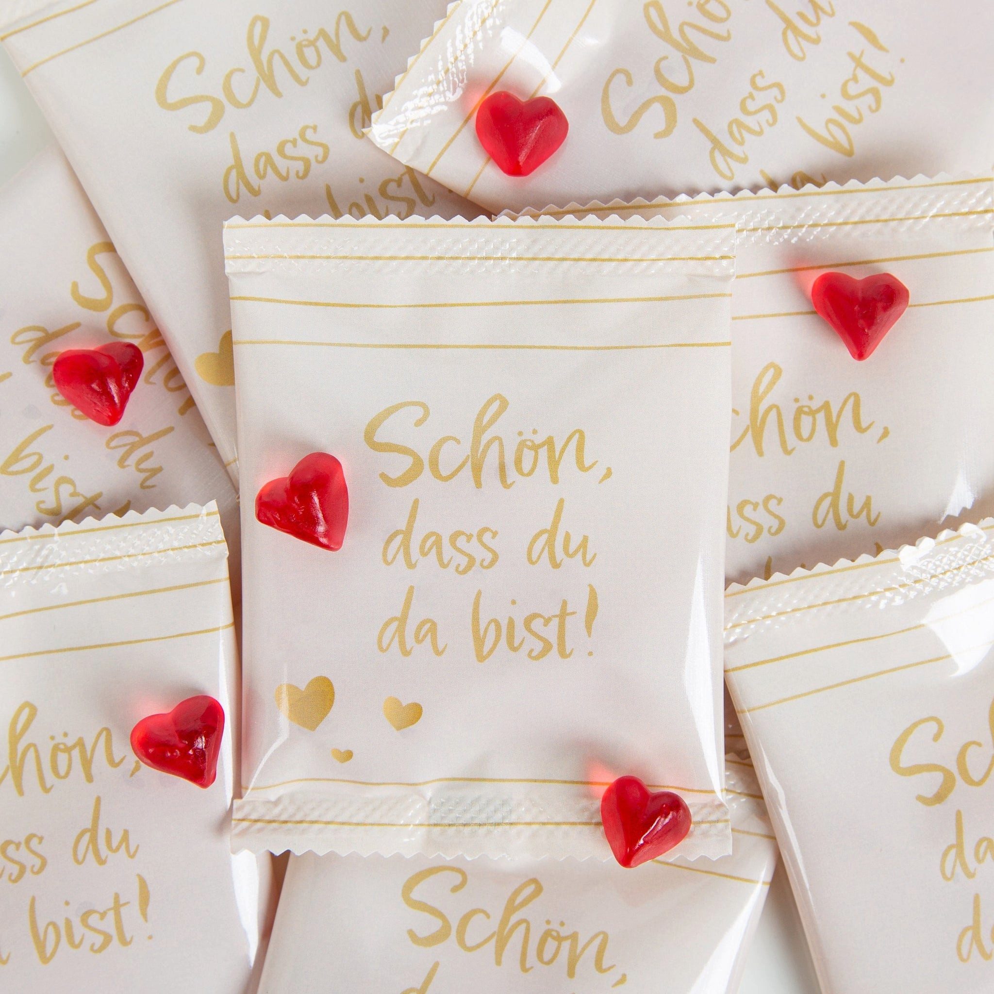 Logbuch-Verlag Dekofigur 10 Fruchtgummi Tütchen Schön, dass du da bist Gummibärchen rote Herzen