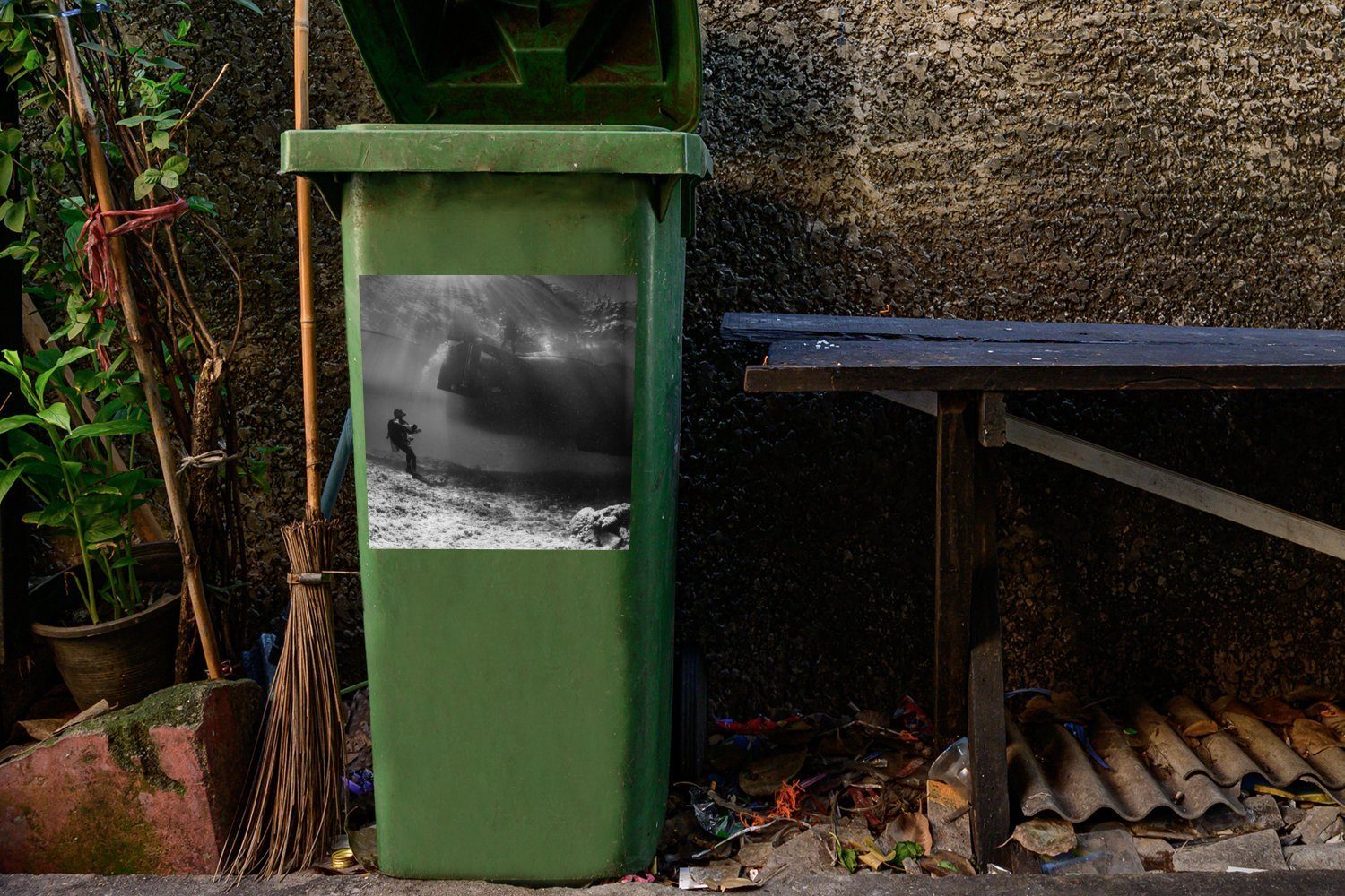 Wandsticker Mülleimer-aufkleber, einem MuchoWow Mülltonne, zu Container, Sticker, (1 Abfalbehälter St), nach oben Taucher Ein U-Boot schaut