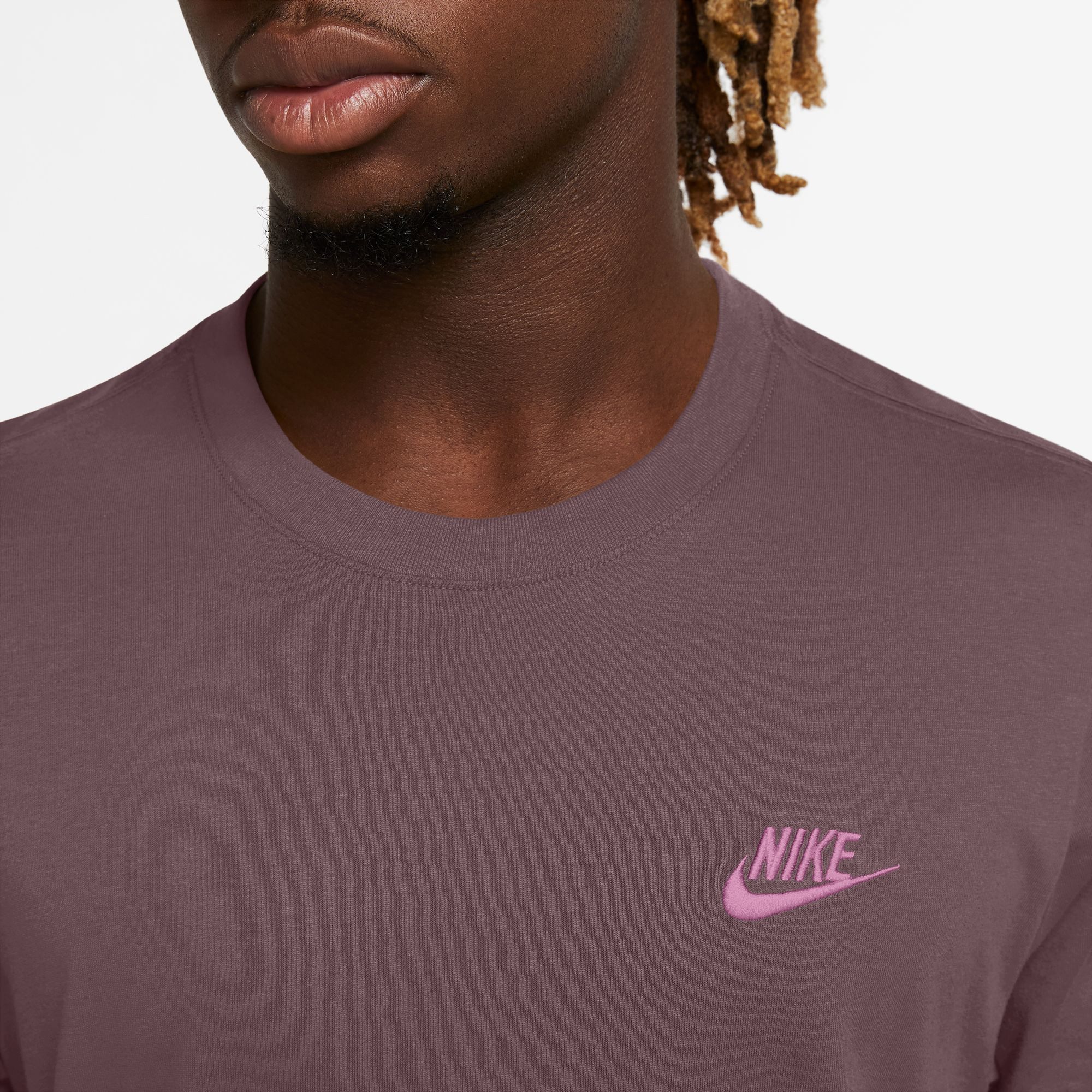 Nike Sportswear T-Shirt M NSW CLUB TEE mit Logostickerei auf der Brust, aus Jersey-Material, Regular Fit