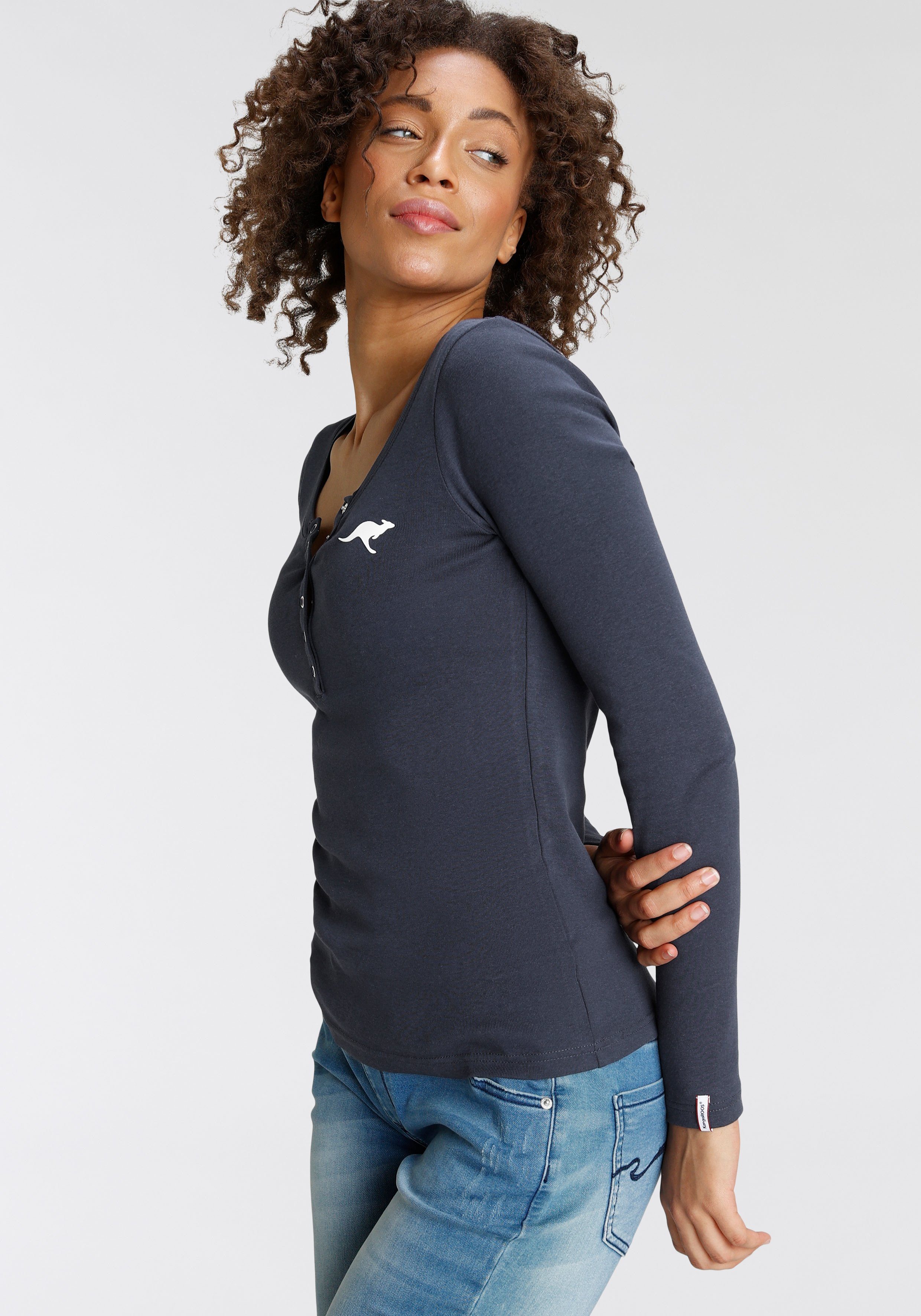 KangaROOS Langarmshirt krempelbare Ärmel, figurbetonter Schnitt, mit Logodruck