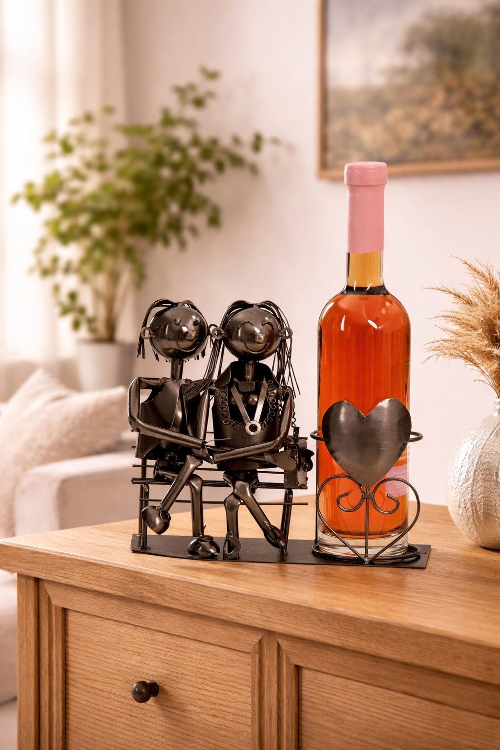 XiRRiX Weinflaschenhalter Weinflaschenhalter Metall Paar auf Bank mit Herz, (Metall Skulptur, 1-St., H: 22 cm), Geschenk für Geburtstag, Hochzeit,Wein Geschenk