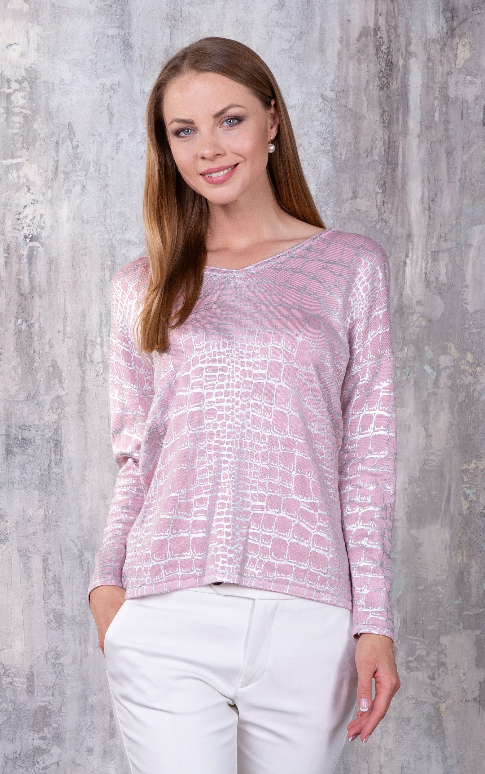 Strickpullover mit einem Schlangenprint in Rosa und SIlber