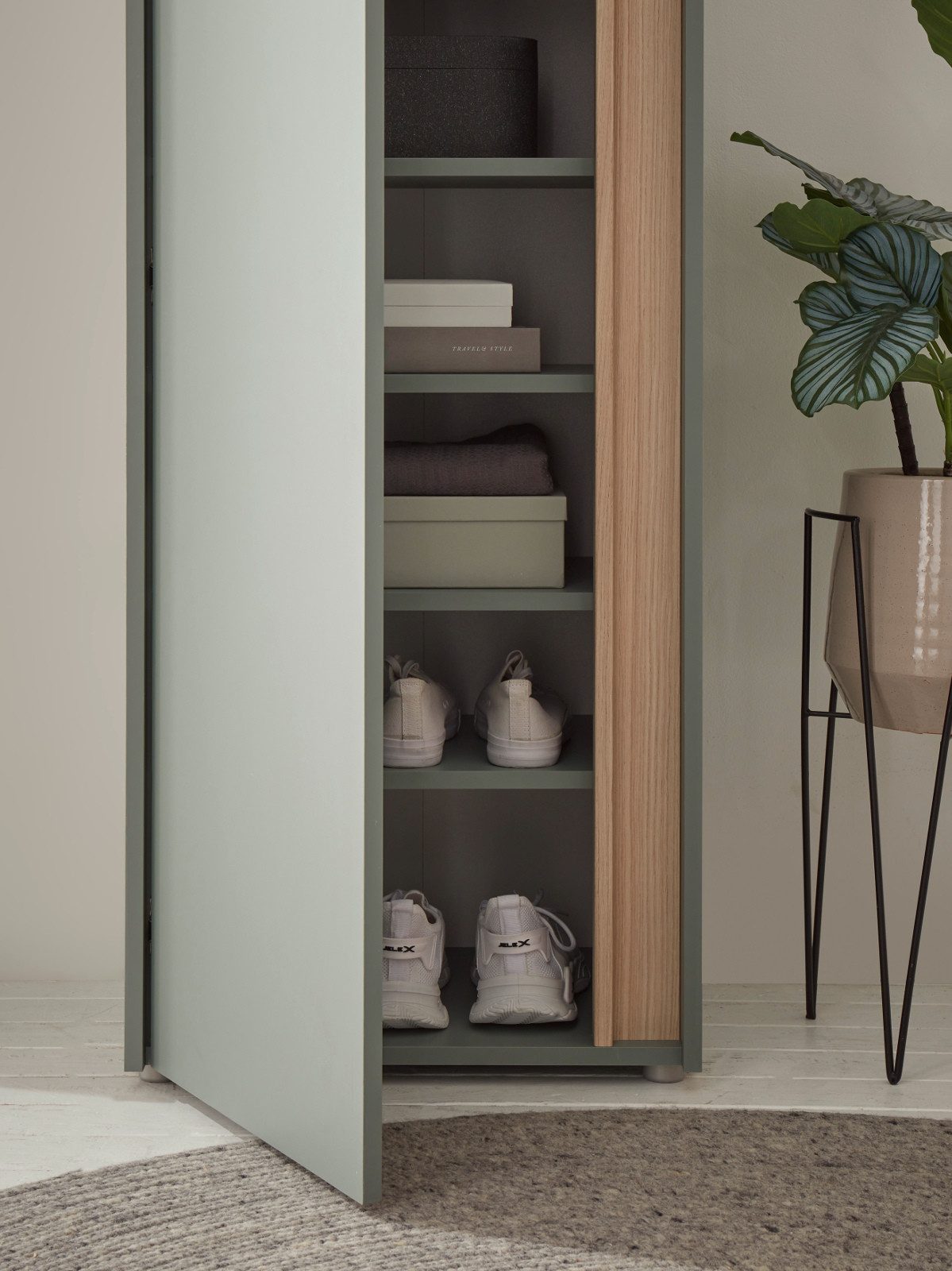Furn.Design Schuhschrank Center (Großer Flurschrank in Salbei Grün mit Eiche, 50 x 200 cm) mit 10 Fächern