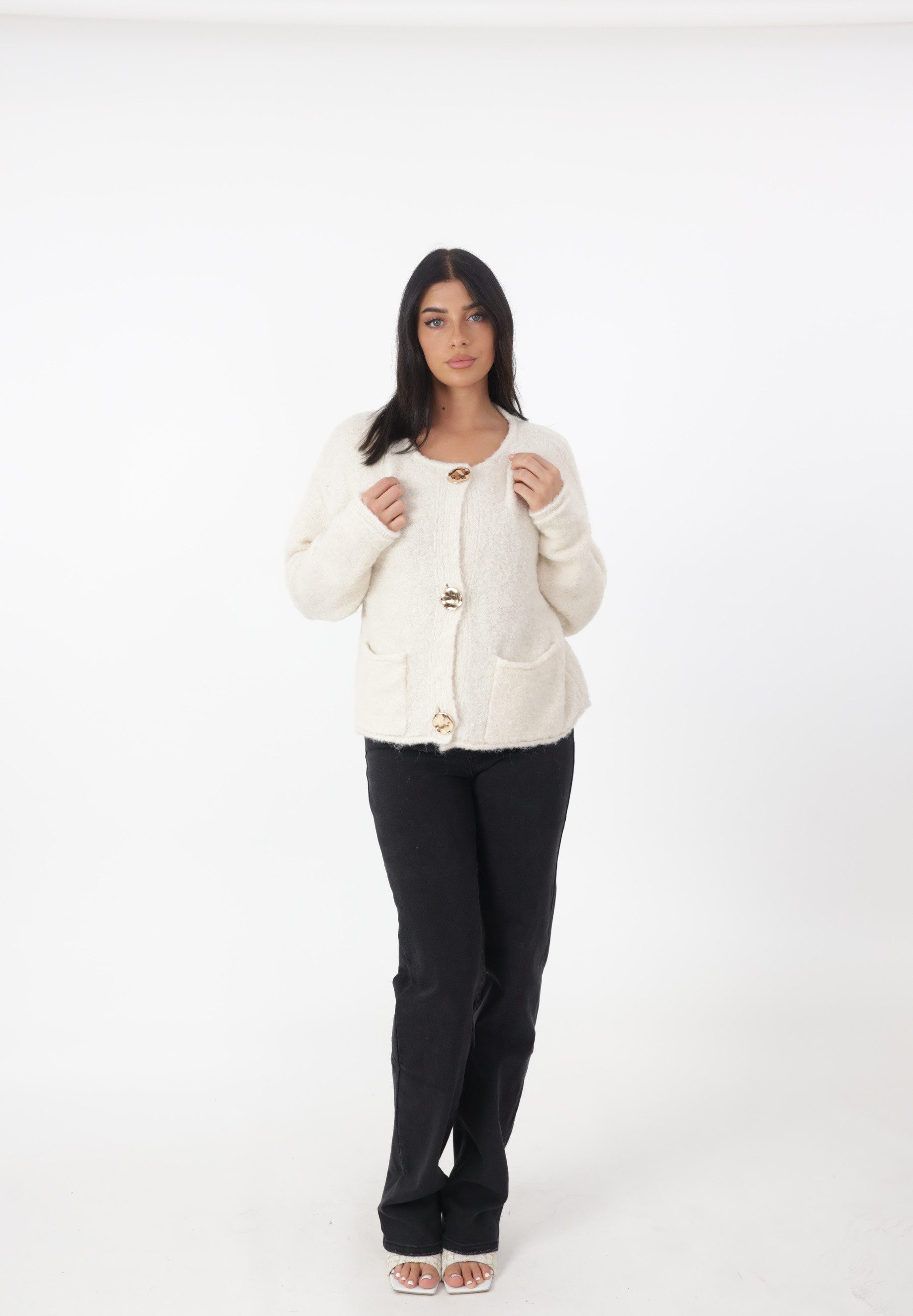 Elara Cardigan — Damen Strickjacke mit goldfarbenen Knöpfen und V-Ausschnitt