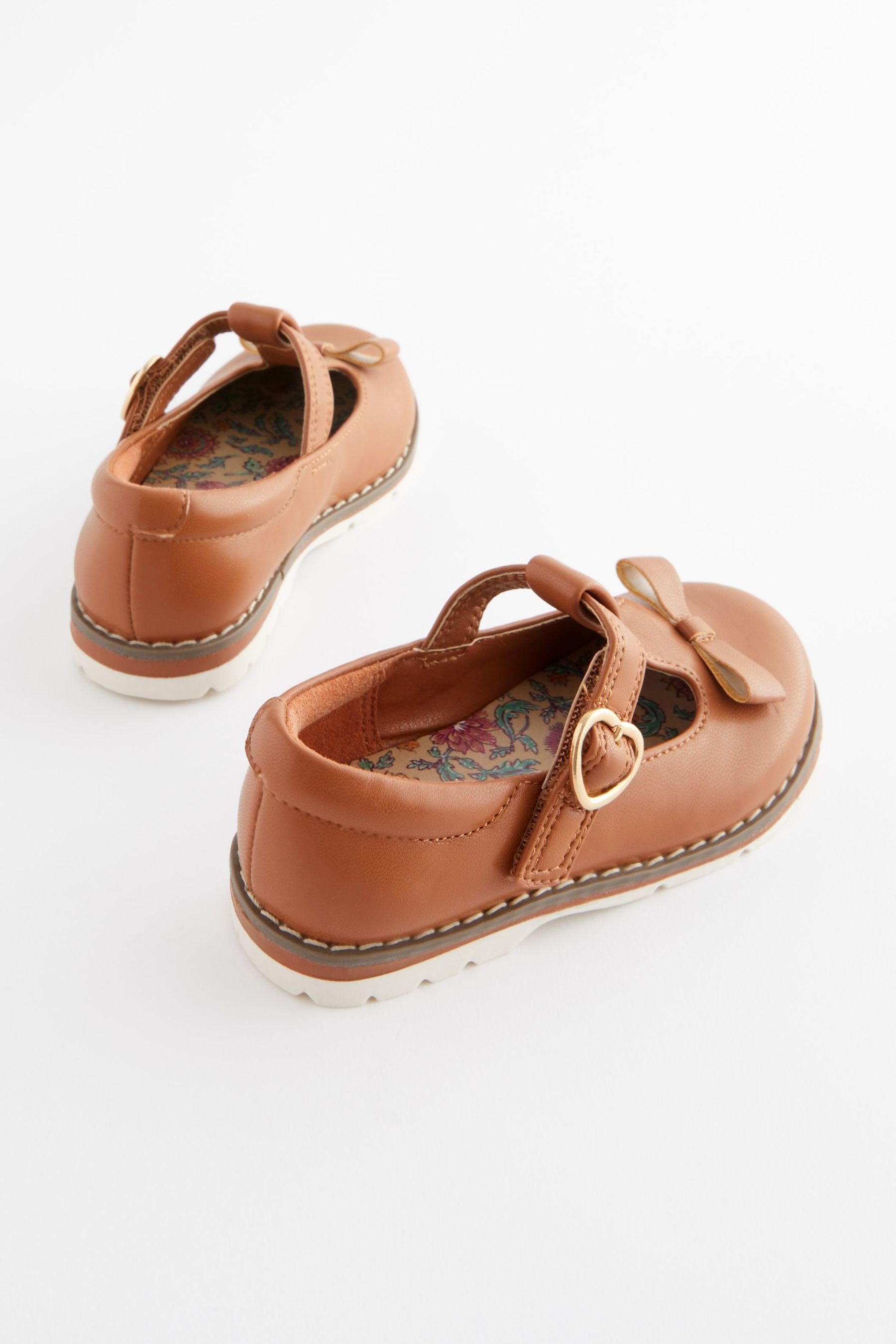 und T-Strap-Sandale (1-tlg) Brown weite Next mit Schuhe T-Steg Passform Tan Schleife,