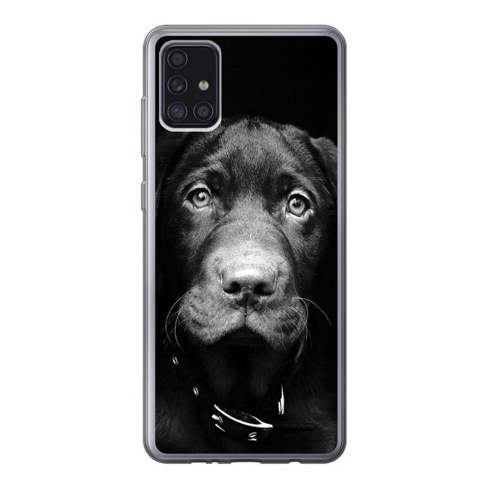 MuchoWow Handyhülle Nahaufnahme Labrador Welpe vor schwarzem Hintergrund in schwarz und Handyhülle Samsung Galaxy A52 5G Smartphone-Bumper Print Handy
