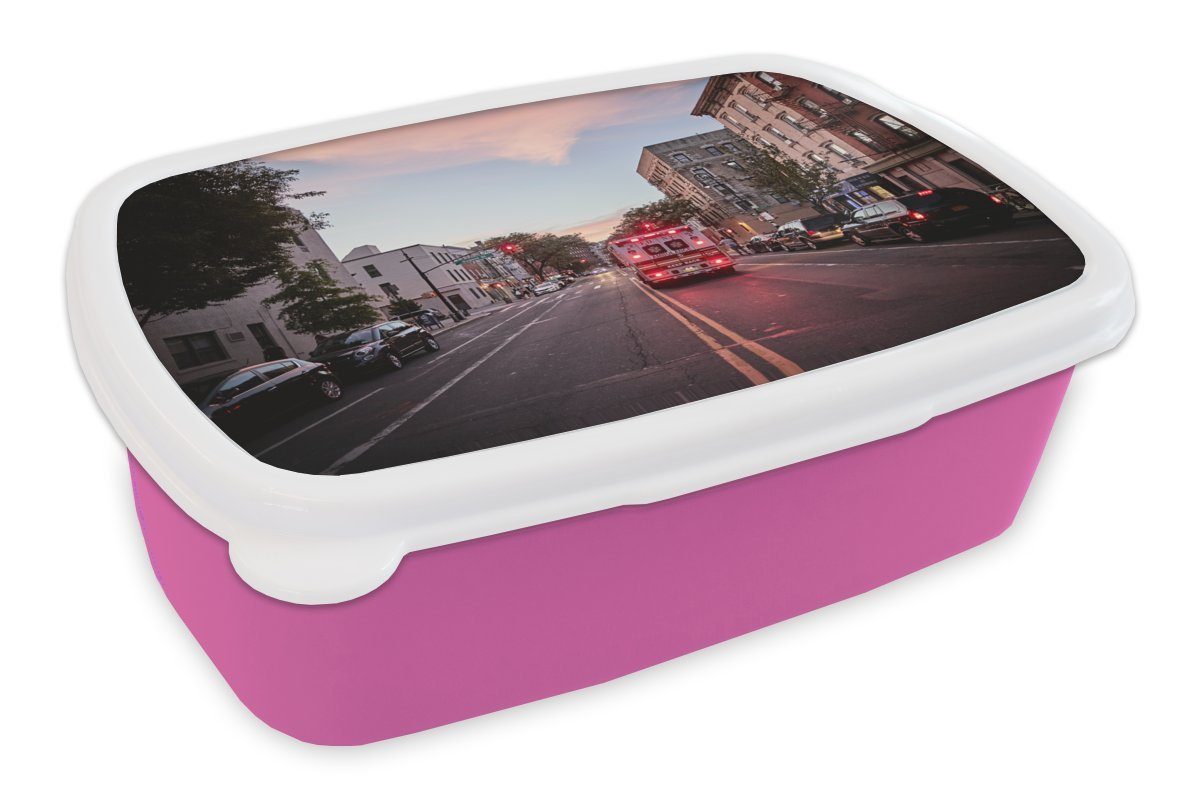 MuchoWow Lunchbox Krankenwagen auf der Straße, Kunststoff, (2-tlg), Brotbox für Erwachsene, Brotdose Kinder, Snackbox, Mädchen, Kunststoff rosa