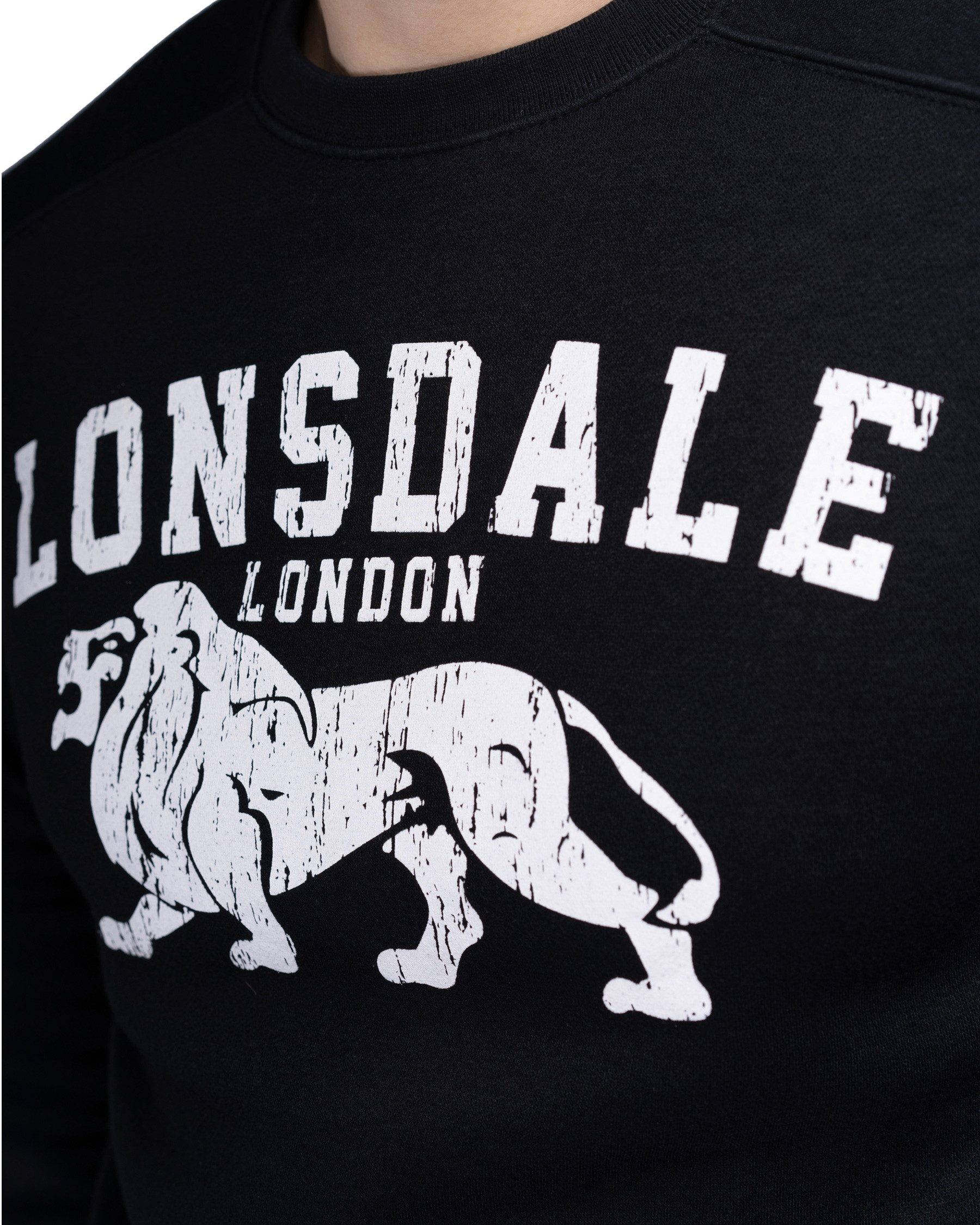 Lonsdale Sweatshirt Lonsdale Rundhals Slimfit Sweatshirt Kersbrook Kängurutasche vorderseite