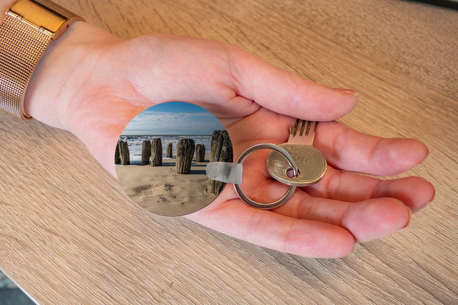 MuchoWow Schlüsselanhänger Sand - Strand - Pfahl - Wasser - Sommer, Rund, Geschenk für Damen / Herren / Kinder mit Schlüsselring, 5x5 cm