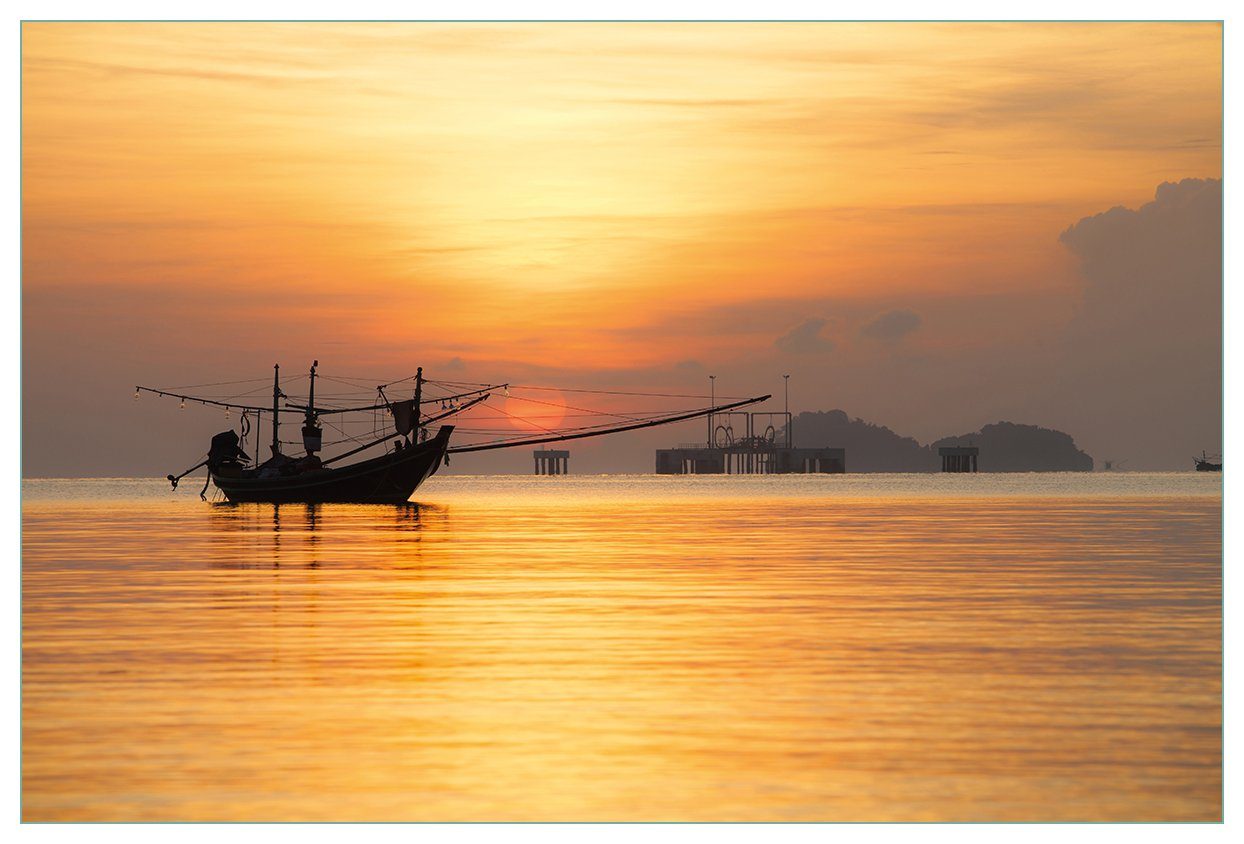 Wallario Küchenrückwand Thailändisches Fischerboot (1-tlg) Sonnenuntergang, vor