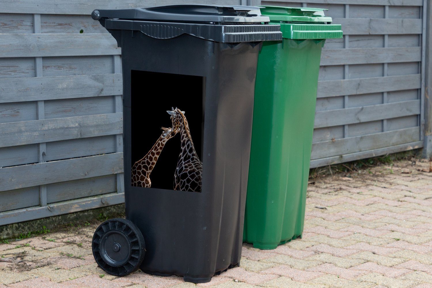 Mülltonne, Mutter (1 Sticker, MuchoWow Wandsticker schwarzem Container, Mülleimer-aufkleber, Abfalbehälter und Baby Hintergrund St), Giraffe vor