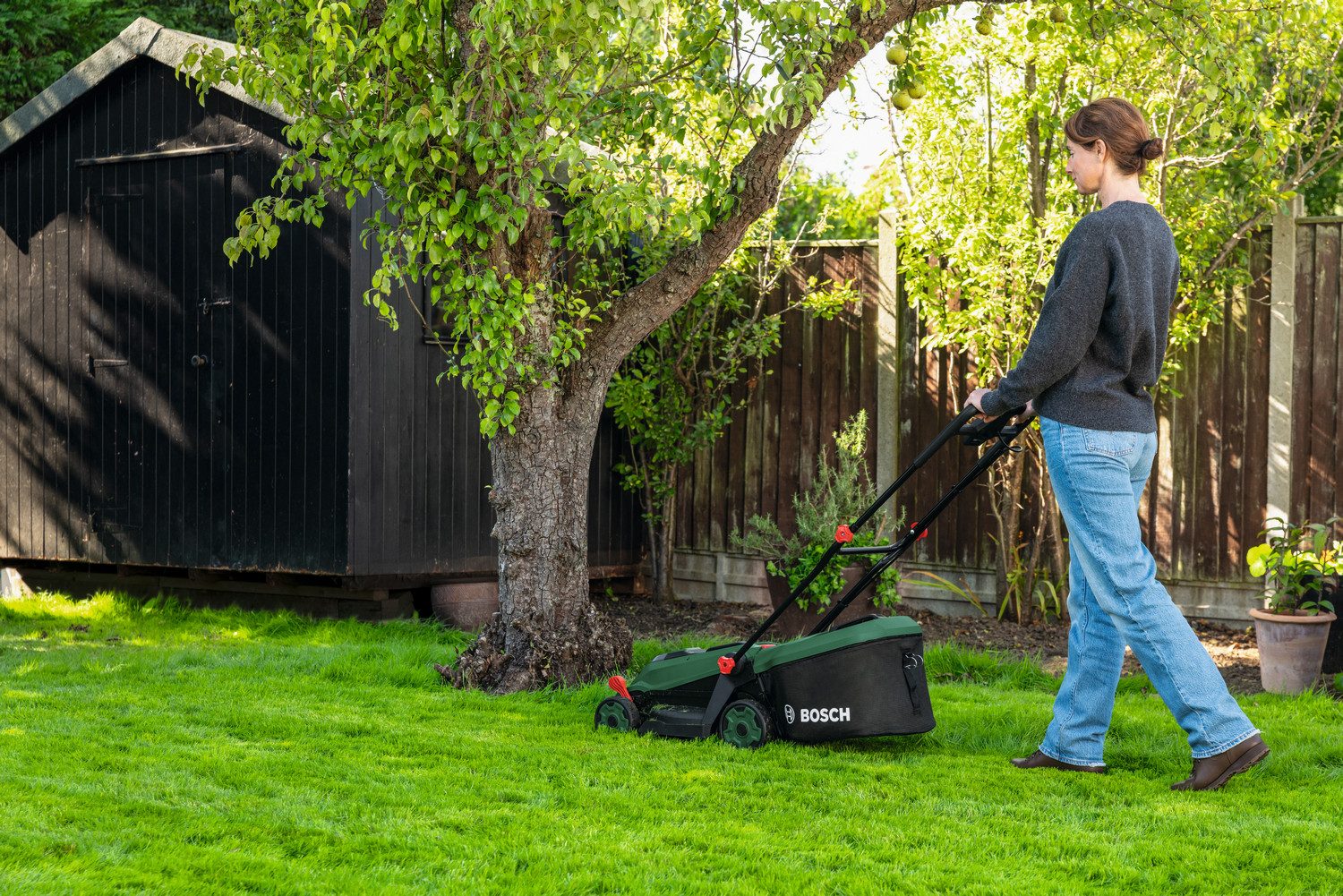 Bosch Home & Garden Akkurasenmäher ROTAK18V-34, 34 cm Schnittbreite, (inkl. Akku und Ladegerät), Kraftvoller 3-in-1-Mäher für kleine bis mittelgroße Rasenflächen