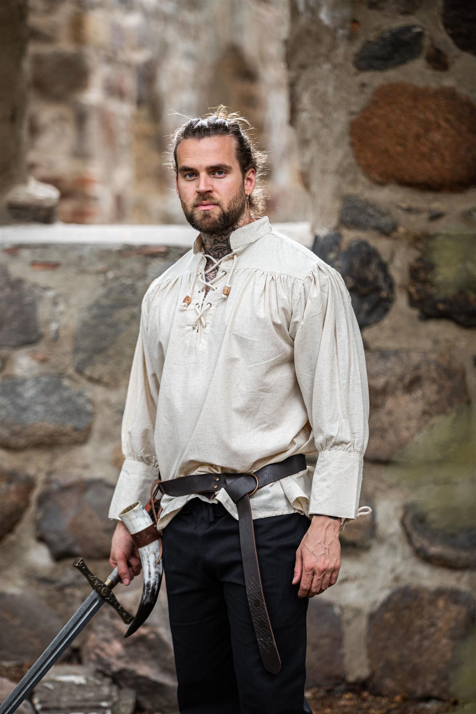 Leonardo Carbone Piraten-Kostüm Piratenhemd "Claude" mit geschnürten Manschetten, Holzknöpfe, kunstvolle Kordelschnürung