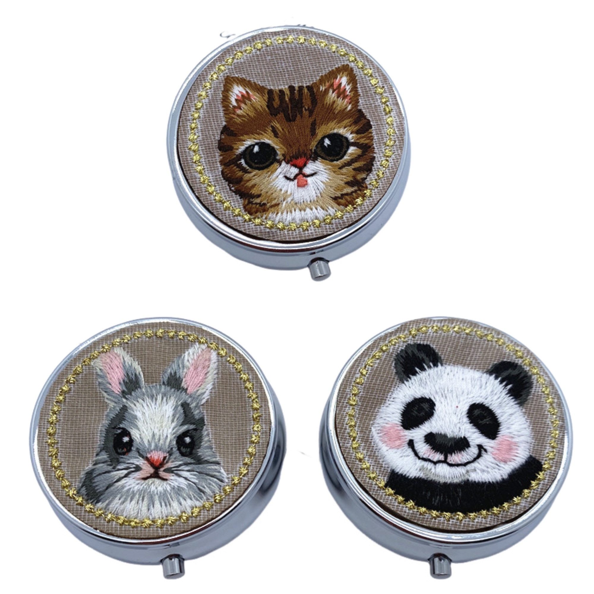 The Beauty House Pillendose Stickerei Pillendose mit Tiermotiven – Katze, Hase & Panda, Kleine Tablettendose für Unterwegs, Reise-Pillenspender Tablettenbox