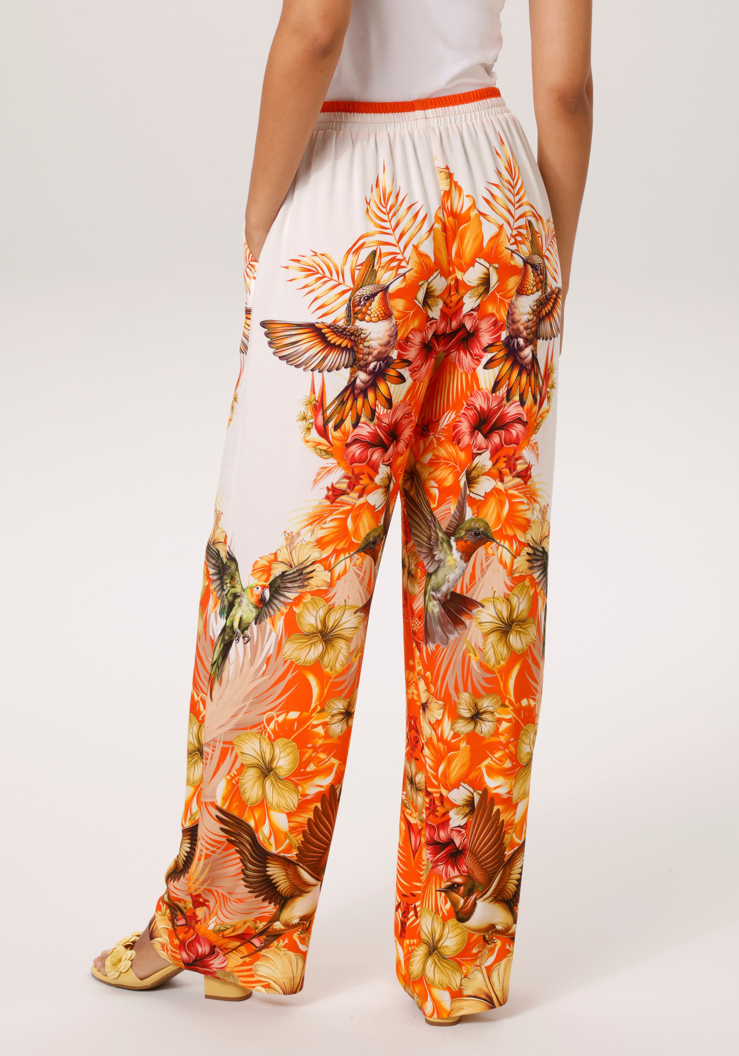 Aniston CASUAL Schlupfhose mit tropischen Vögeln, Blüten und Blättern bedruckt - NEUE KOLLEKTION