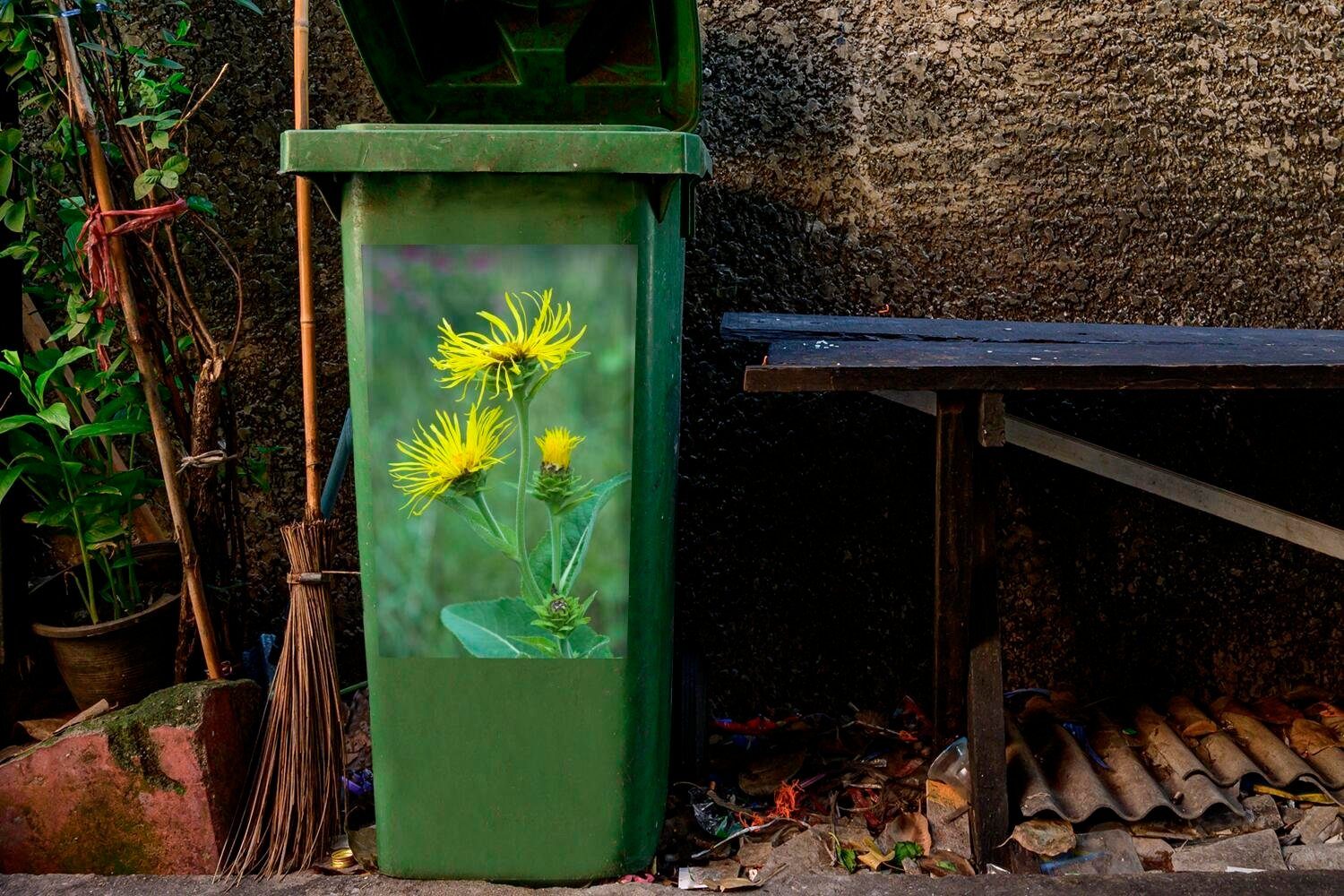 (1 Alantblüte MuchoWow grünen St), Container, im hohen Sticker, Gelbe Abfalbehälter Wandsticker Gras Mülleimer-aufkleber, Mülltonne,
