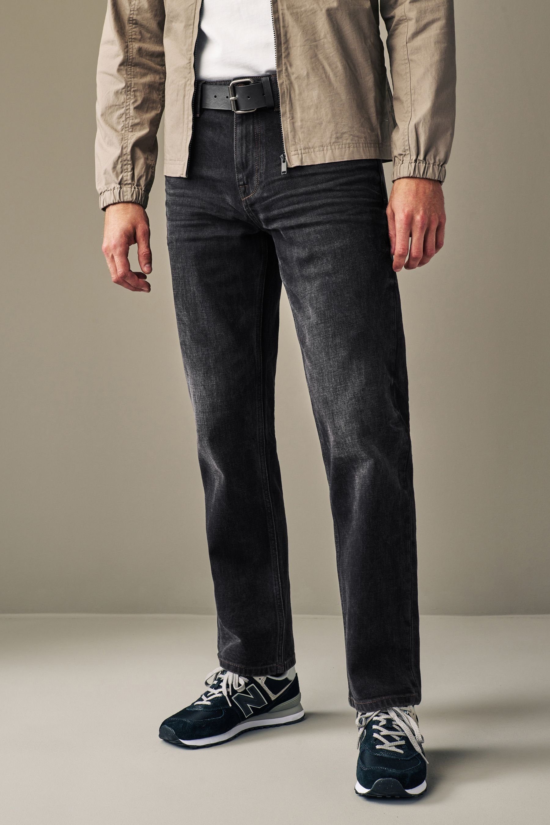 Next mit Straight-Jeans (2-tlg) Gürtel Straight Fit Black Jeans