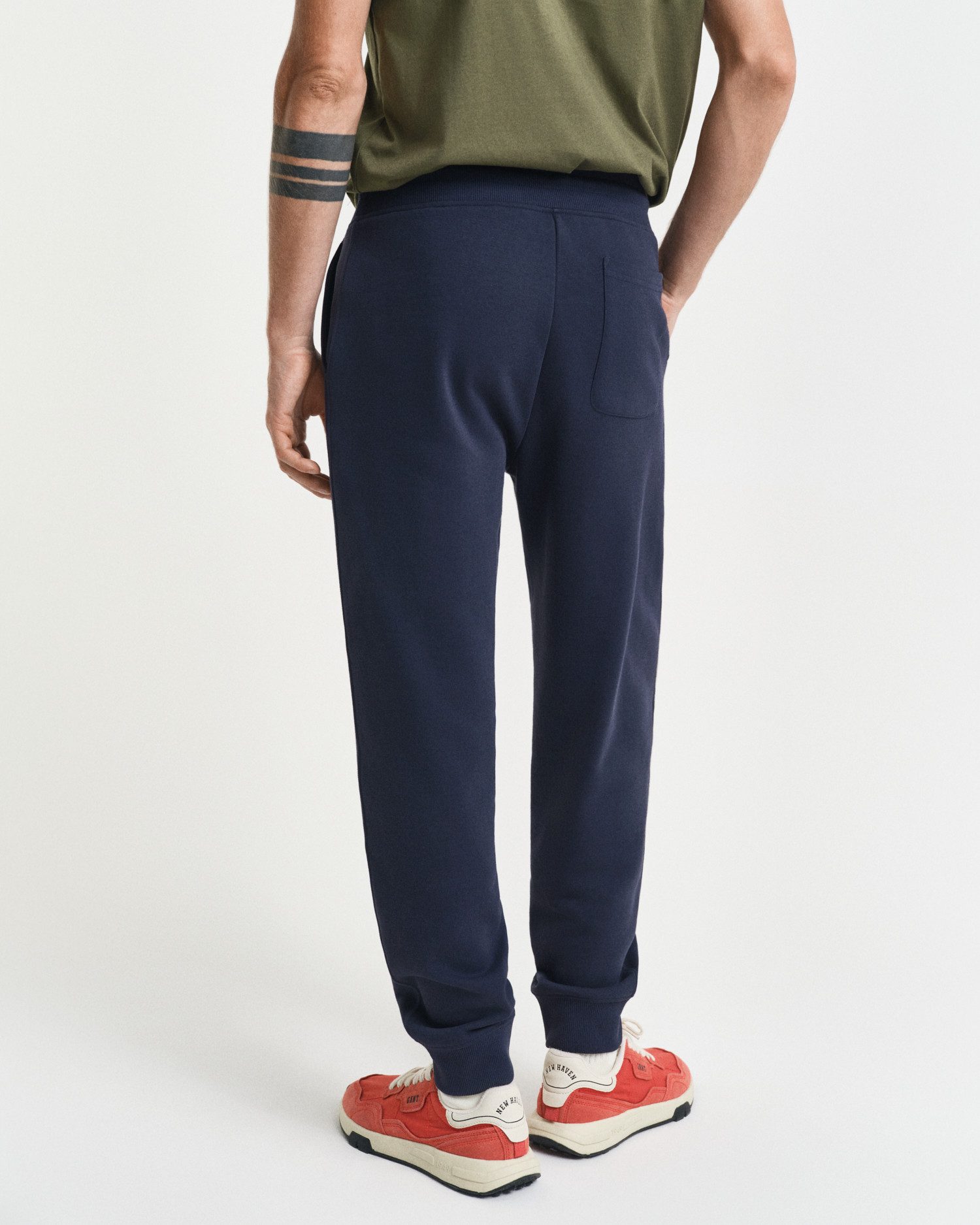 Gant Sweathose REG SHIELD SWEATPANTS mit Logostickerei unterhalb des Bunds