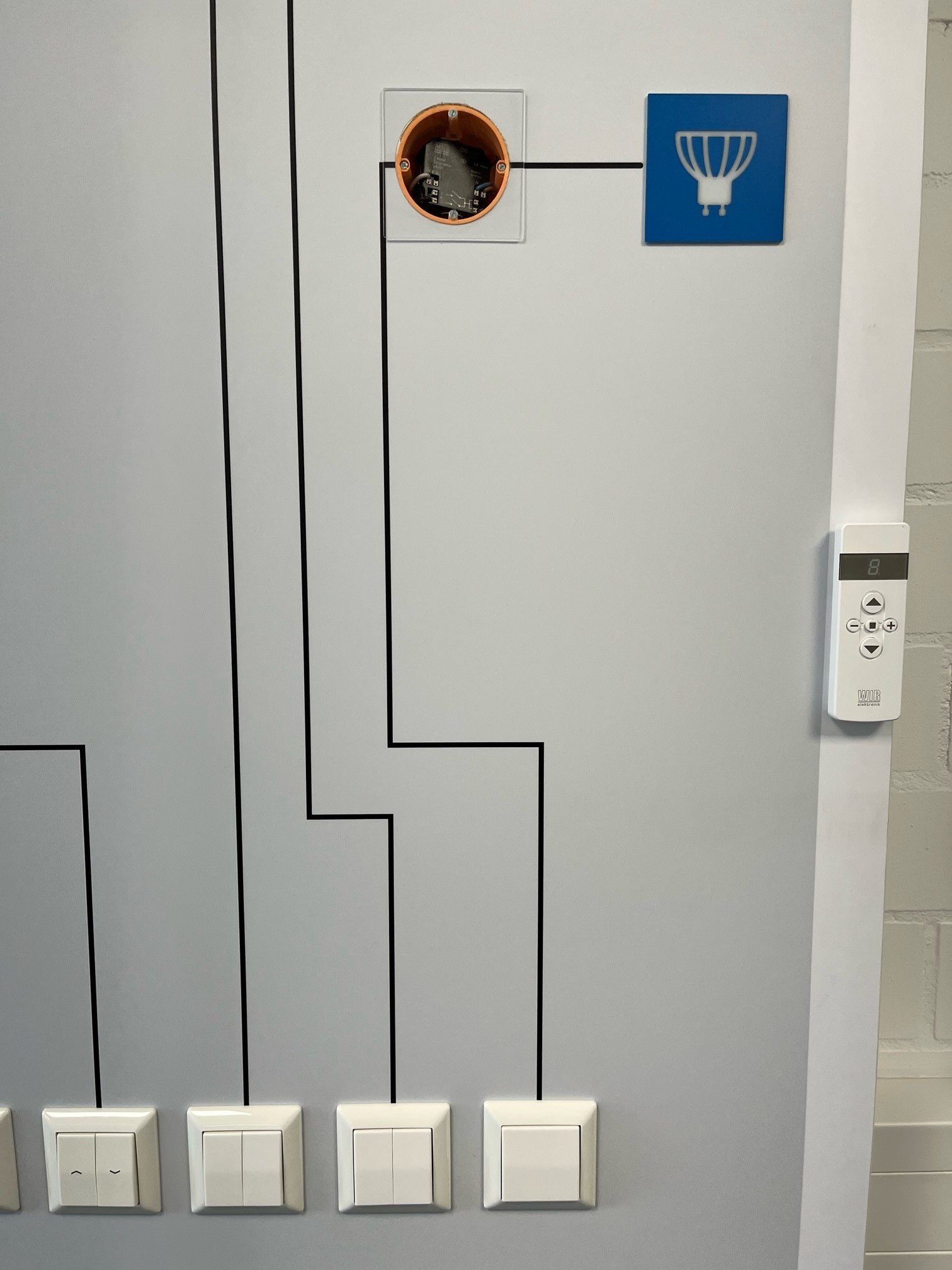 WIR elektronik Steckdosenschalter 2-Kanal-Schaltaktor eA200 für elektrische Verbraucher, max. 1250,00 W, für Beleuchtung, Unterhaltungselektronik bis 1250 Watt, Unterputzmontage, Funk, Fernbedienung, Smart Home