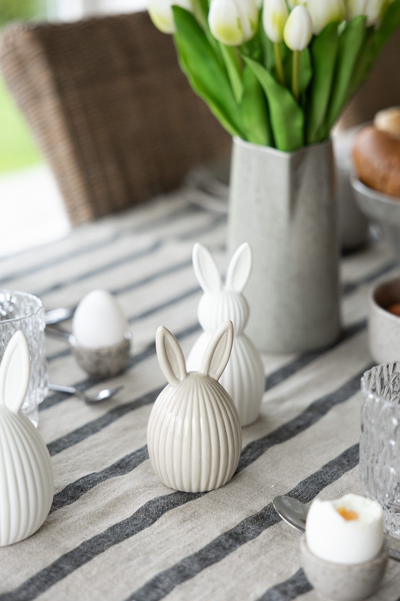 Storefactory Dekofigur Osterhase Meja – Weiße Keramik-Figur für Osterdeko & Frühling