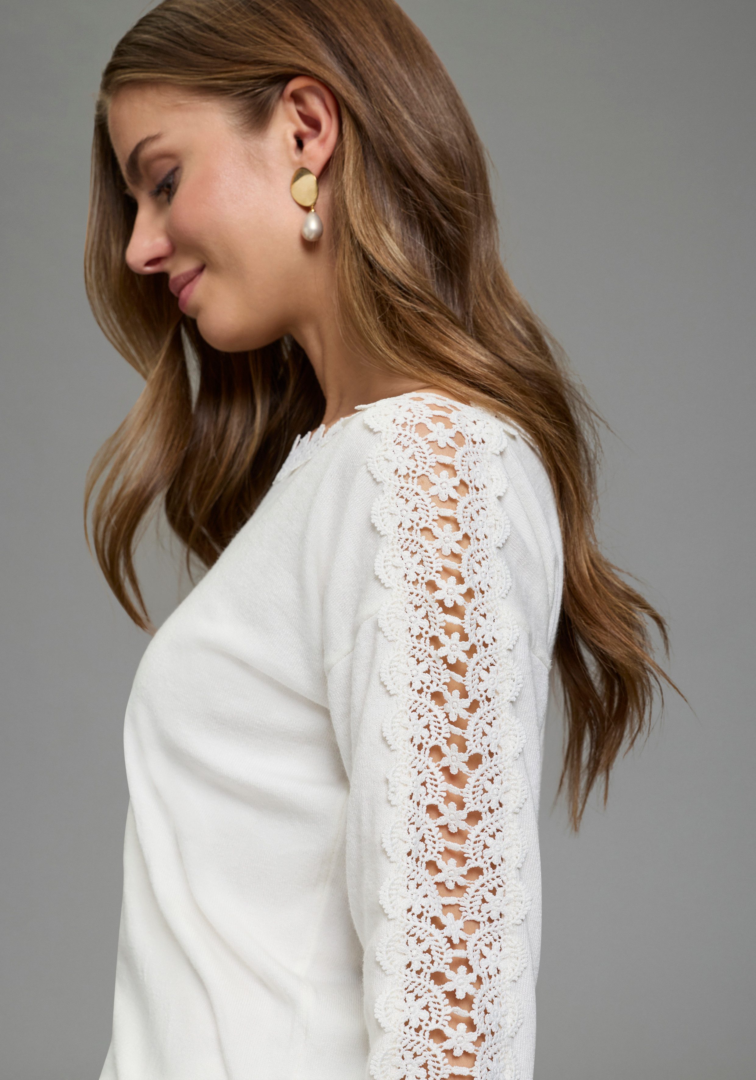 Laura Scott Strickpullover leichter Übergangspullover mit femininem Spitzeneinsatz