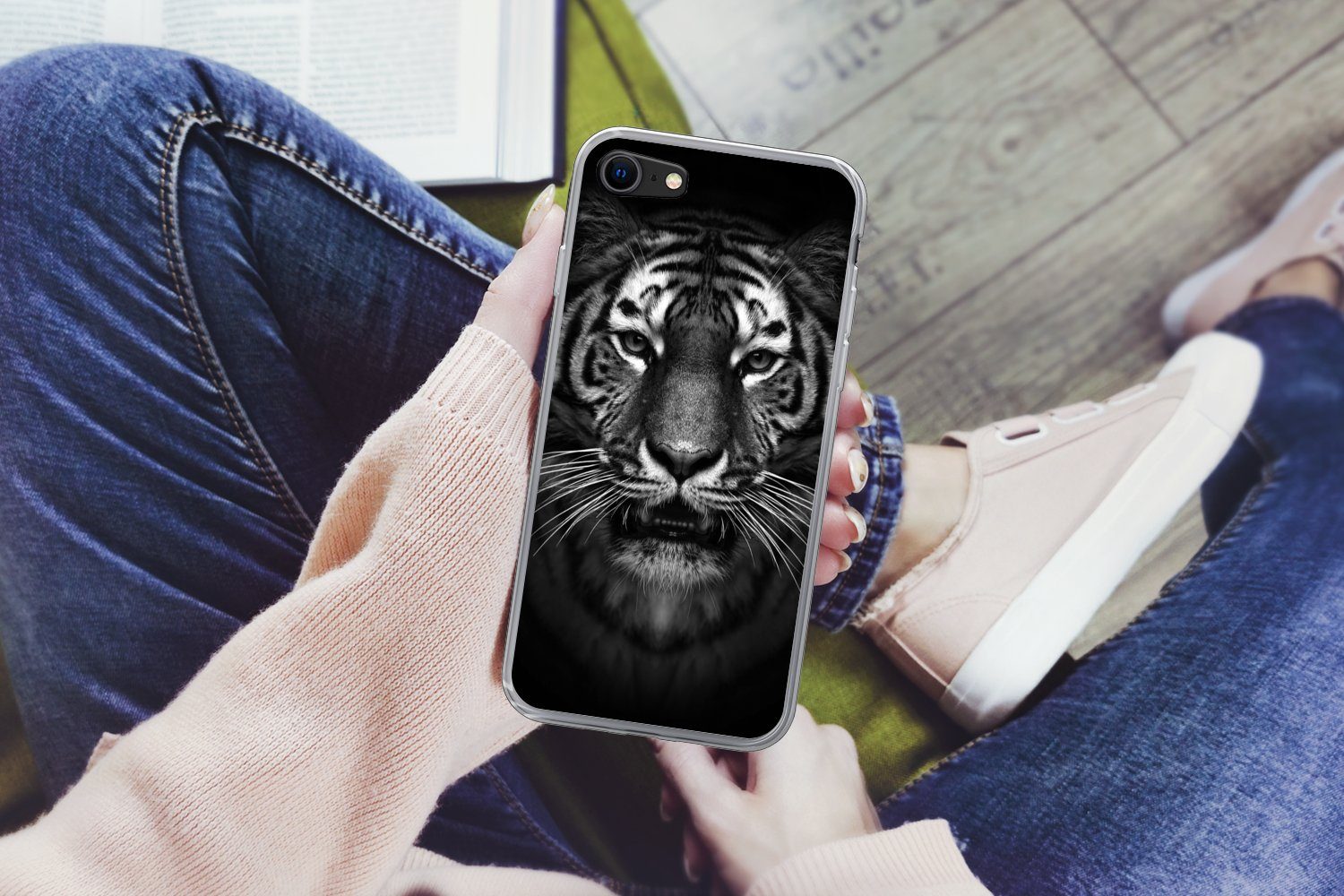 MuchoWow Handyhülle für Apple iPhone 7 Tiger - Tiere - Schwarz - Weiß - Porträt - Wild, Smartphone-Bumper, Print, Handy Schutzhülle Dünn