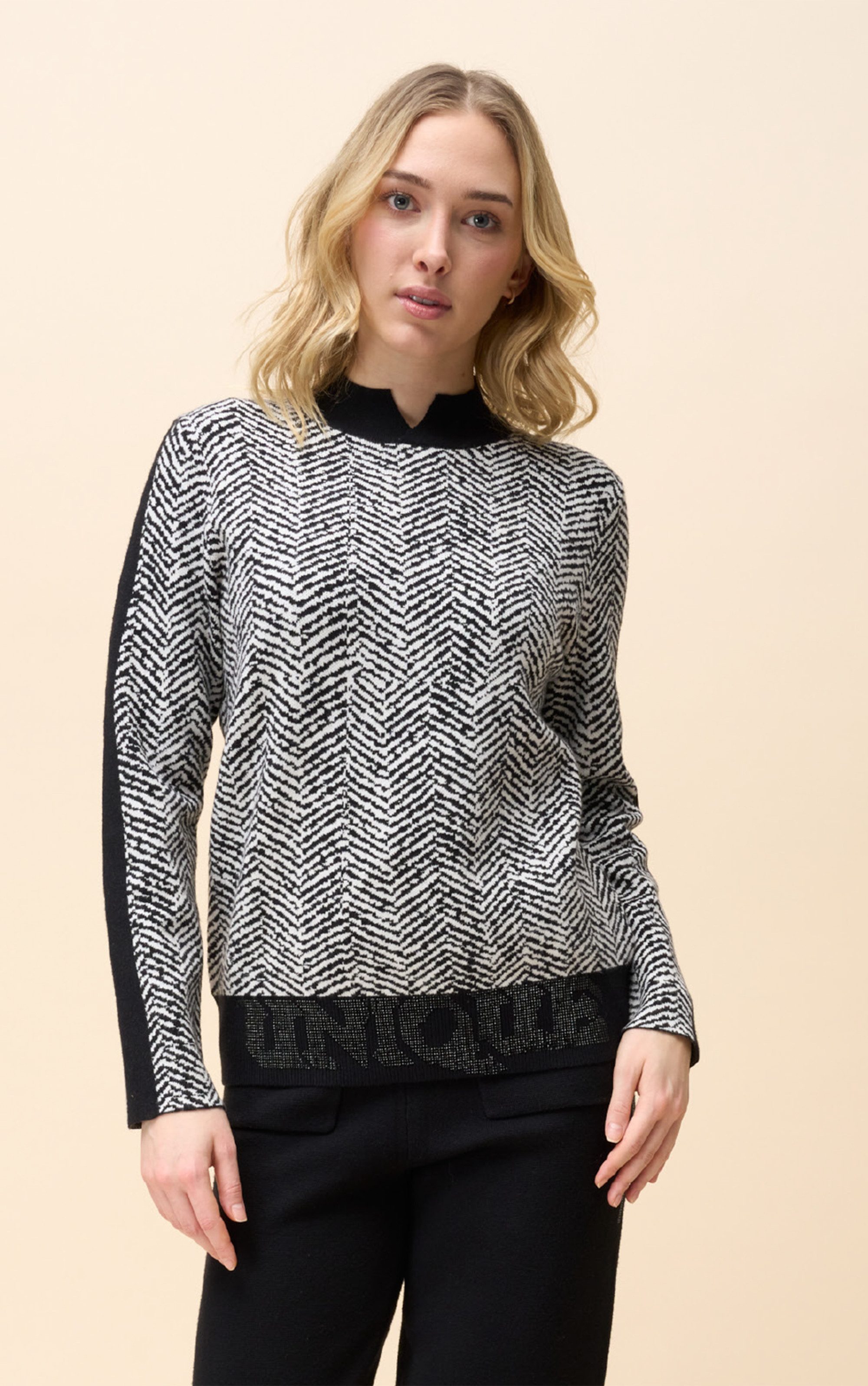 Passioni Strickpullover mit Fischgrätenmuster und Strass-Schriftzug