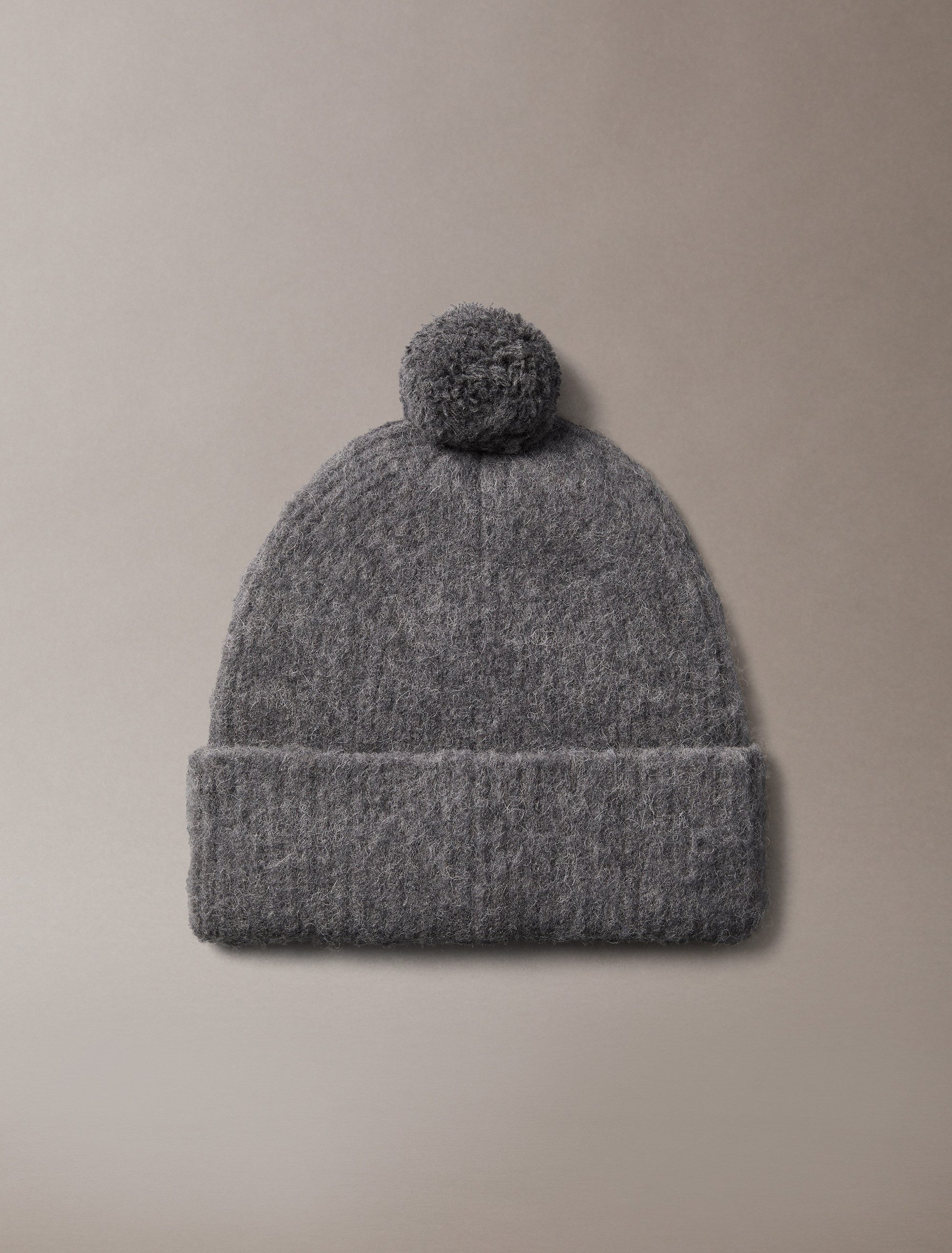 Calvin Klein Bommelmütze EMBLEM BRUSHED POMPOM BEANIE Perfekt für den Alltag