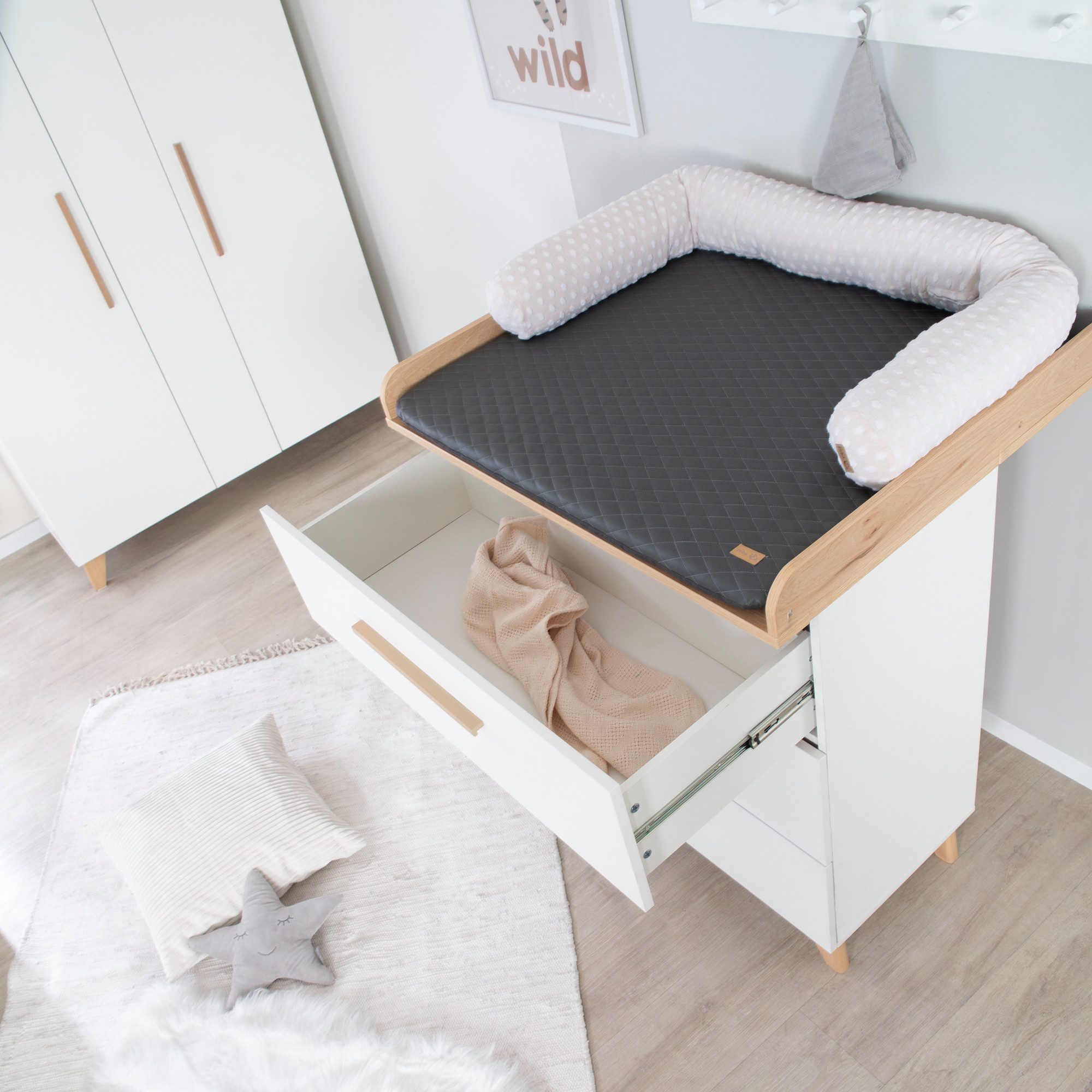 roba® Babymöbel-Set Leon - aus Holz - in Weiß mit Dekor Othello Eiche, (2-teiliges Set, 2-tlg., Kinder- & Beistellbett 60 x 120 cm & Wickelkommode) – Bild 4 von 5