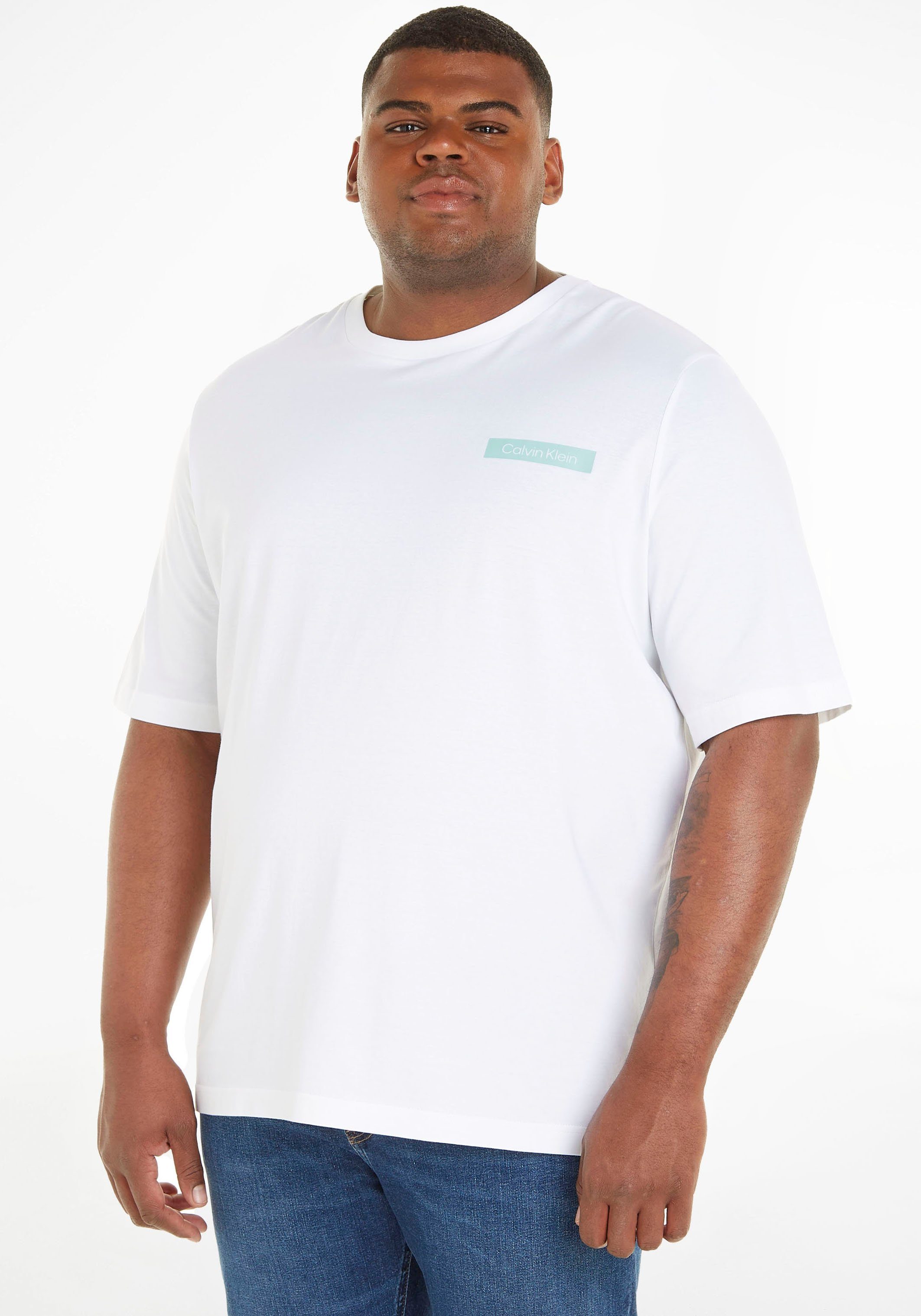 Extrem günstige Rabattpreise Calvin Klein Big&Tall auf der weiß Logoschriftzug Brust T-Shirt mit
