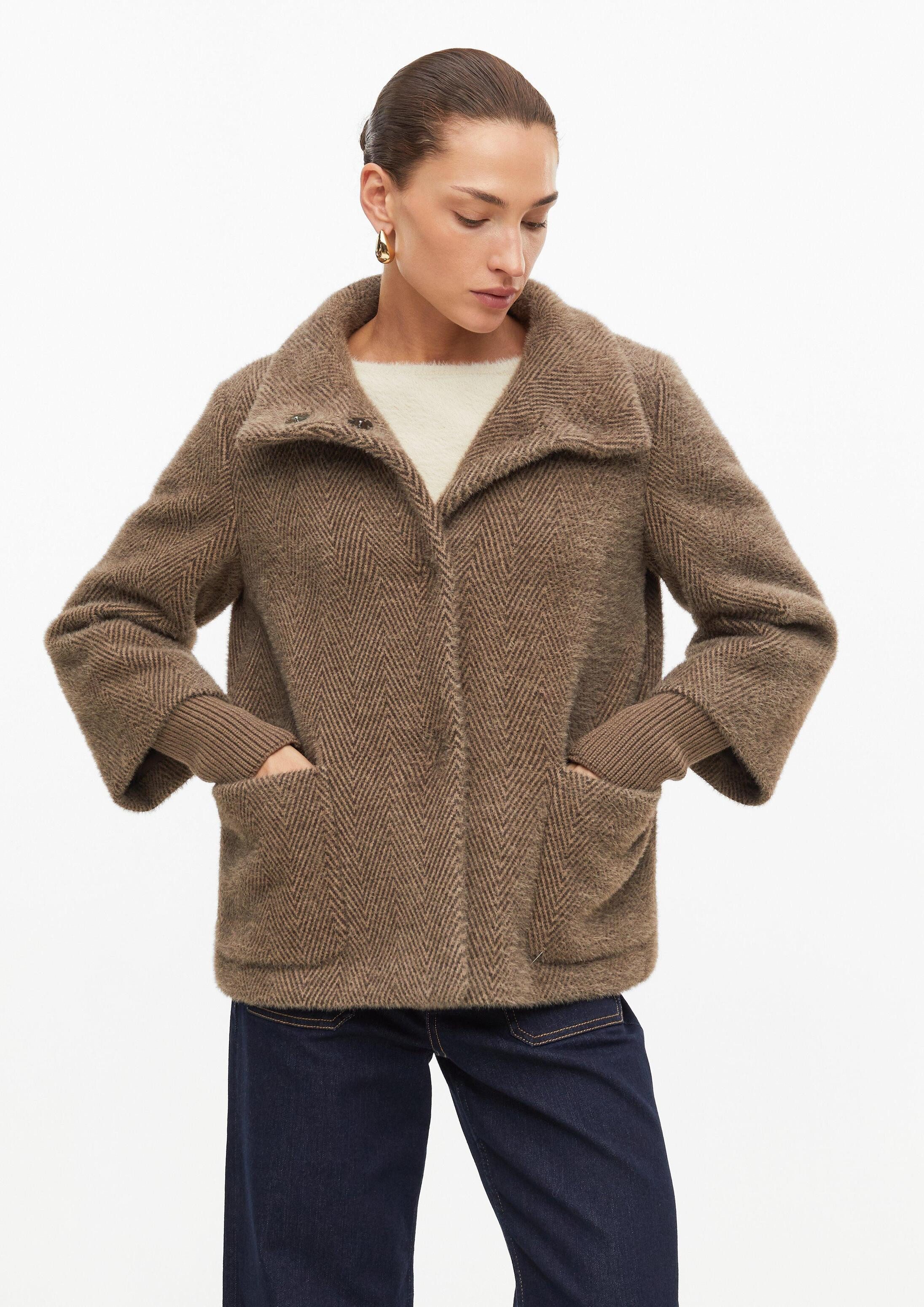 s.Oliver Funktionsjacke Outdoor-Jacke Flauschige Jacke mit feinem Muster und Strickärmeln